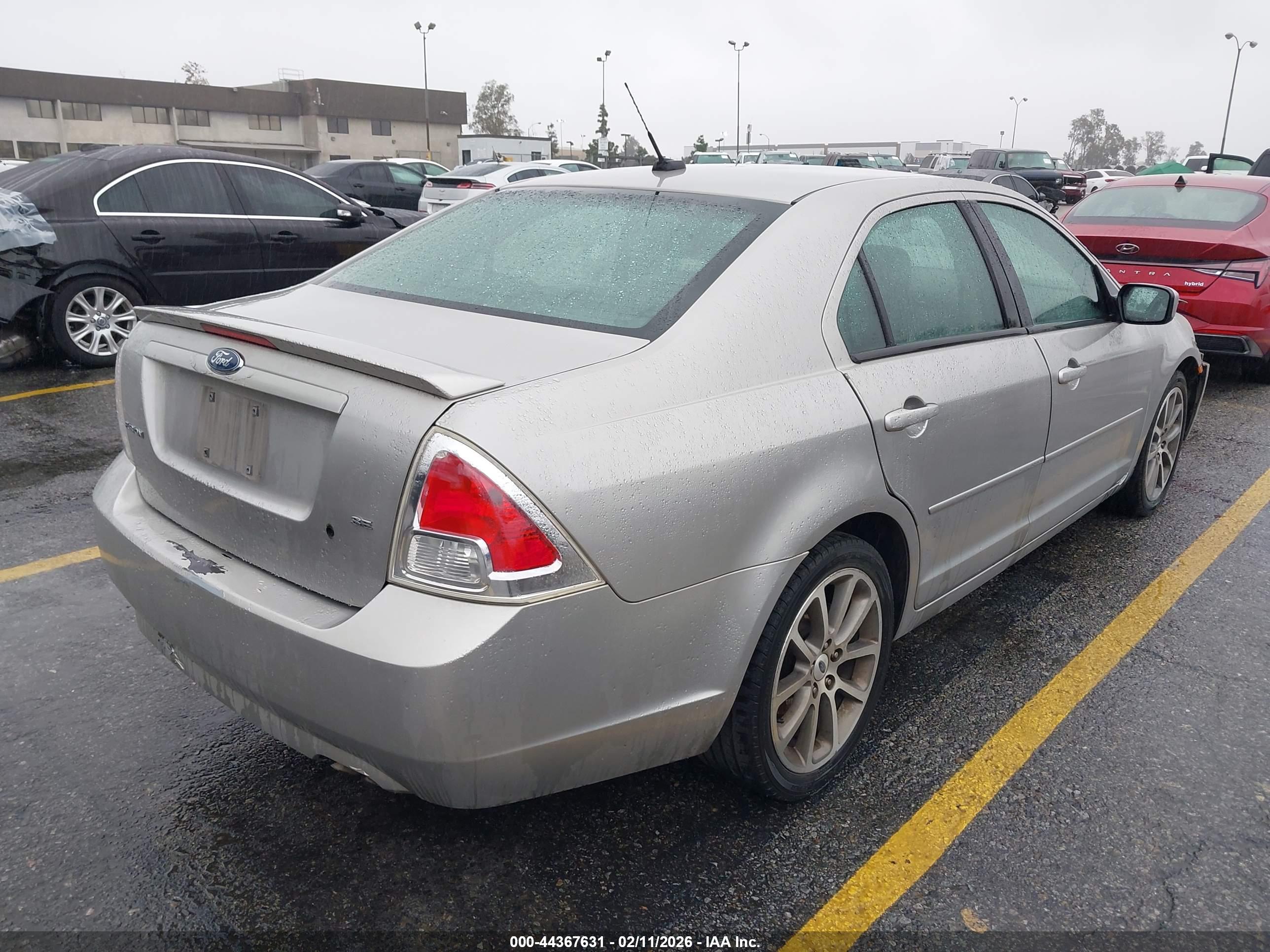 FORD FUSION image 4