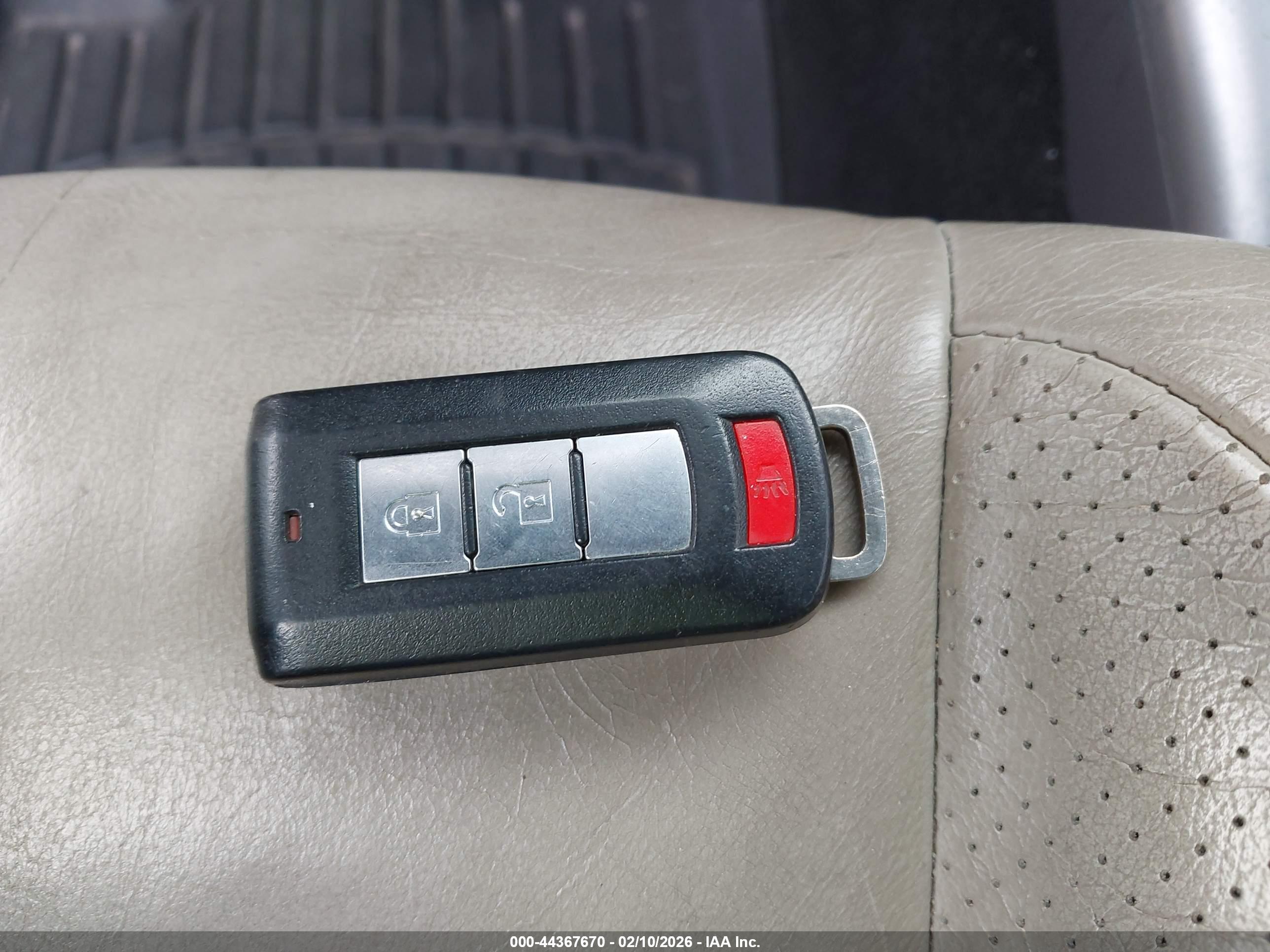 MITSUBISHI OUTLANDER image 11
