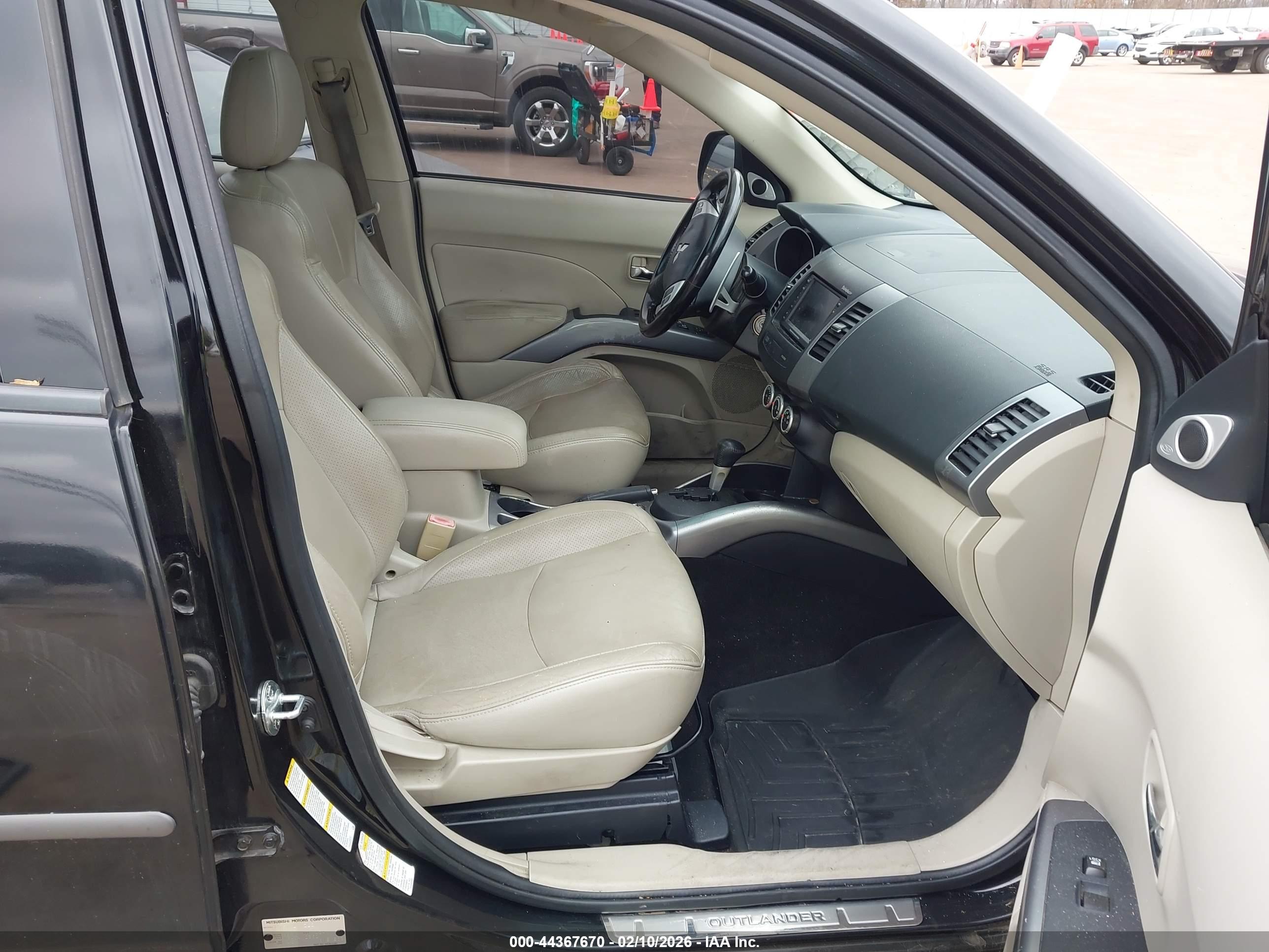 MITSUBISHI OUTLANDER image 5