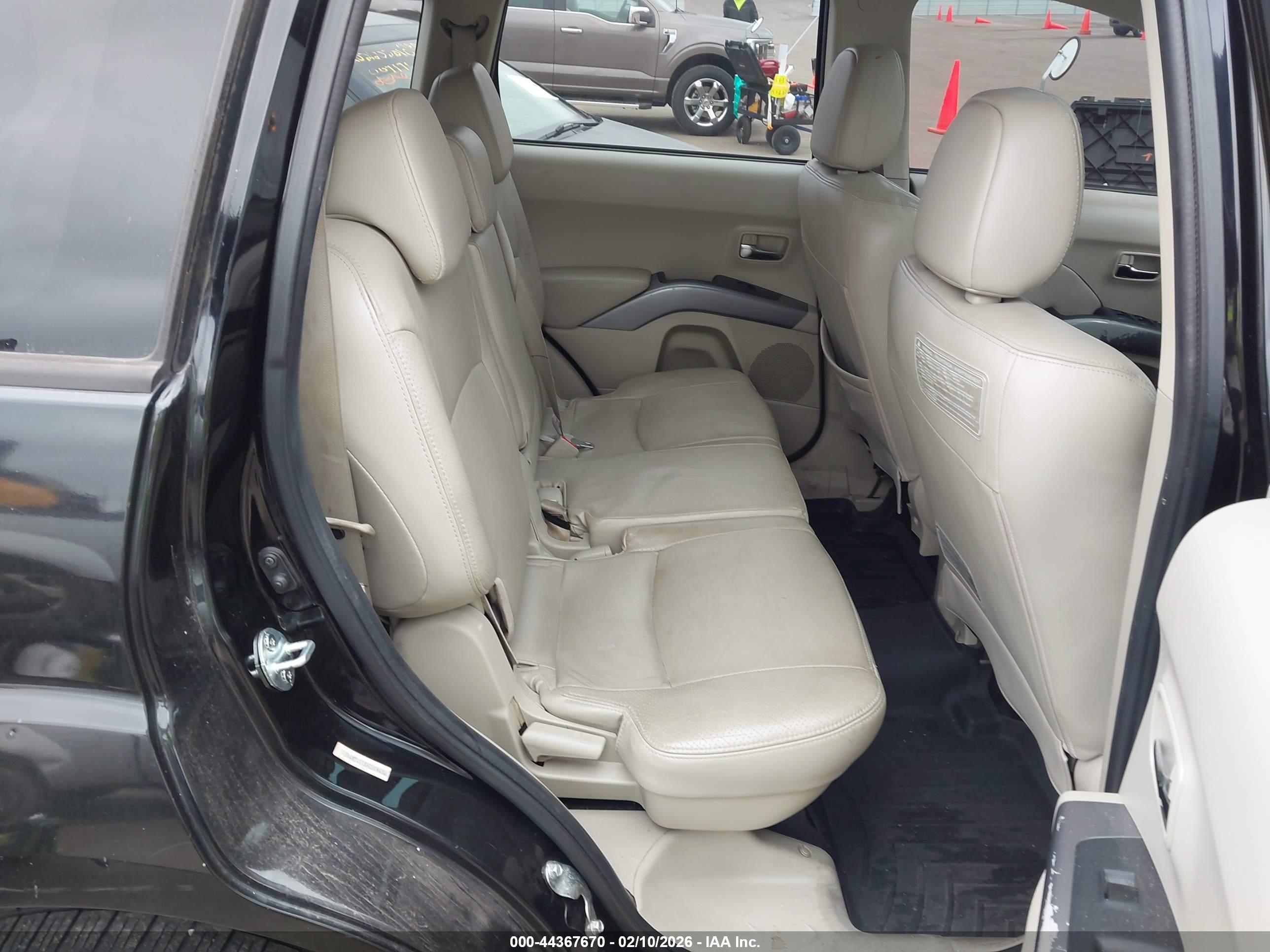 MITSUBISHI OUTLANDER image 8