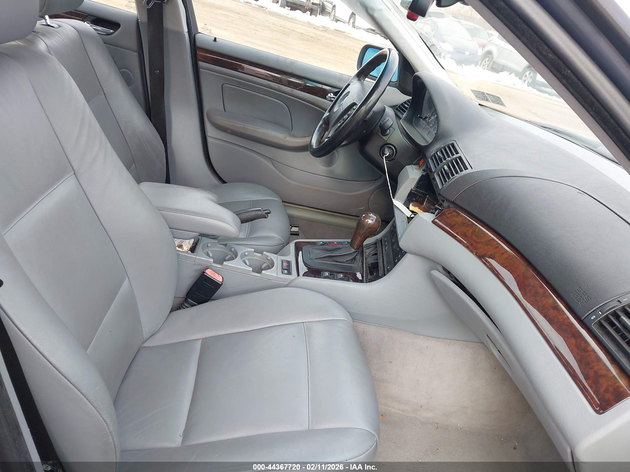 BMW 325XI image 5