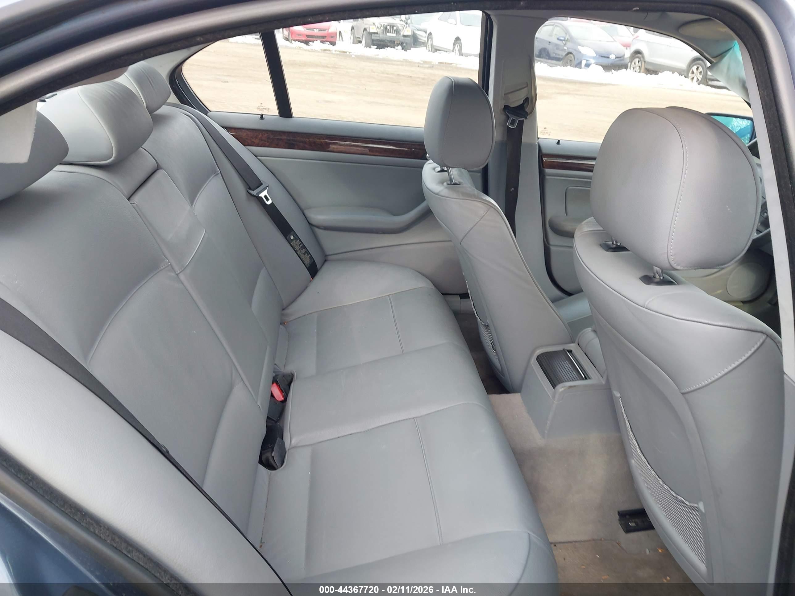 BMW 325XI image 8