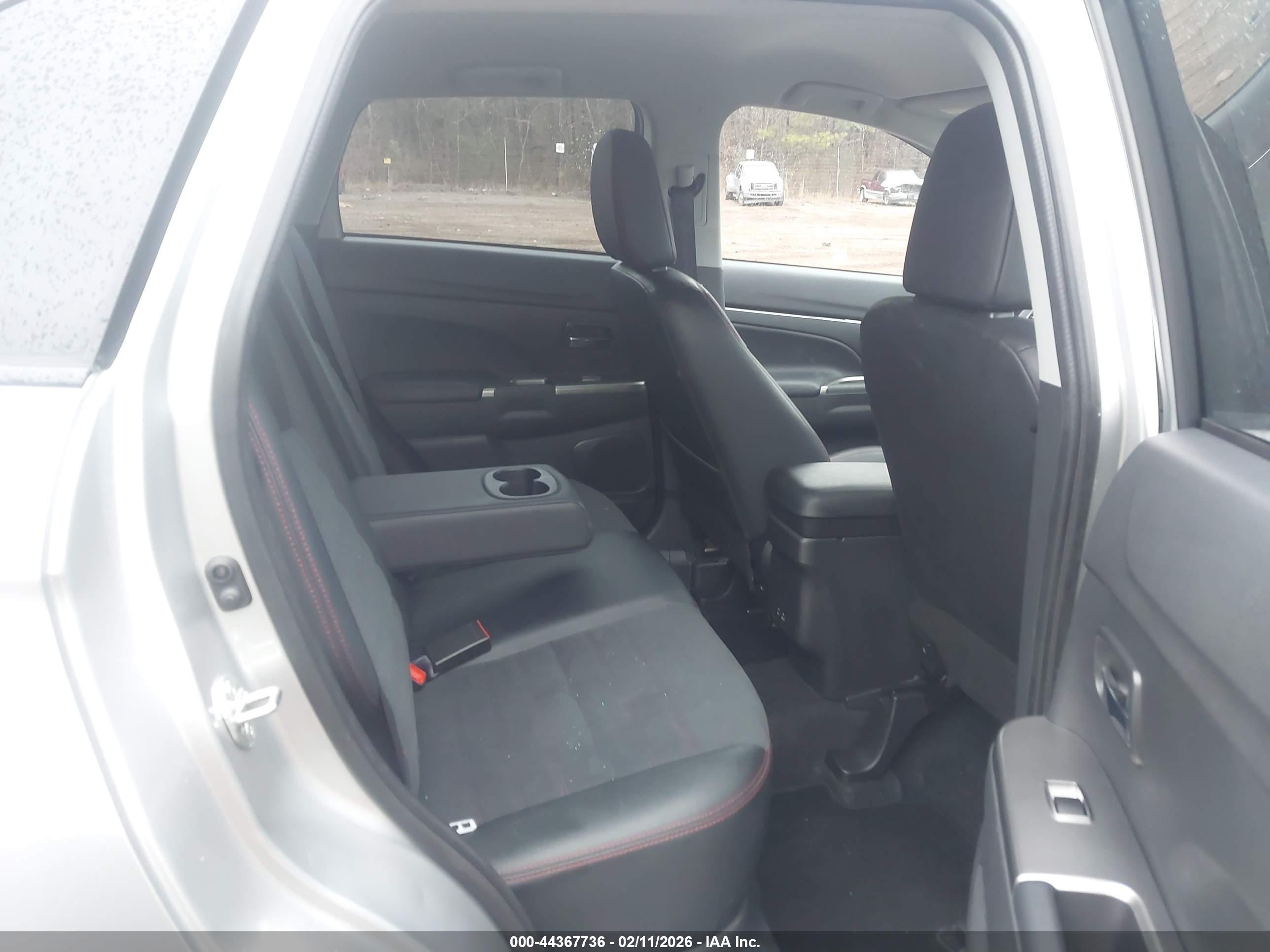 MITSUBISHI OUTLANDER image 8