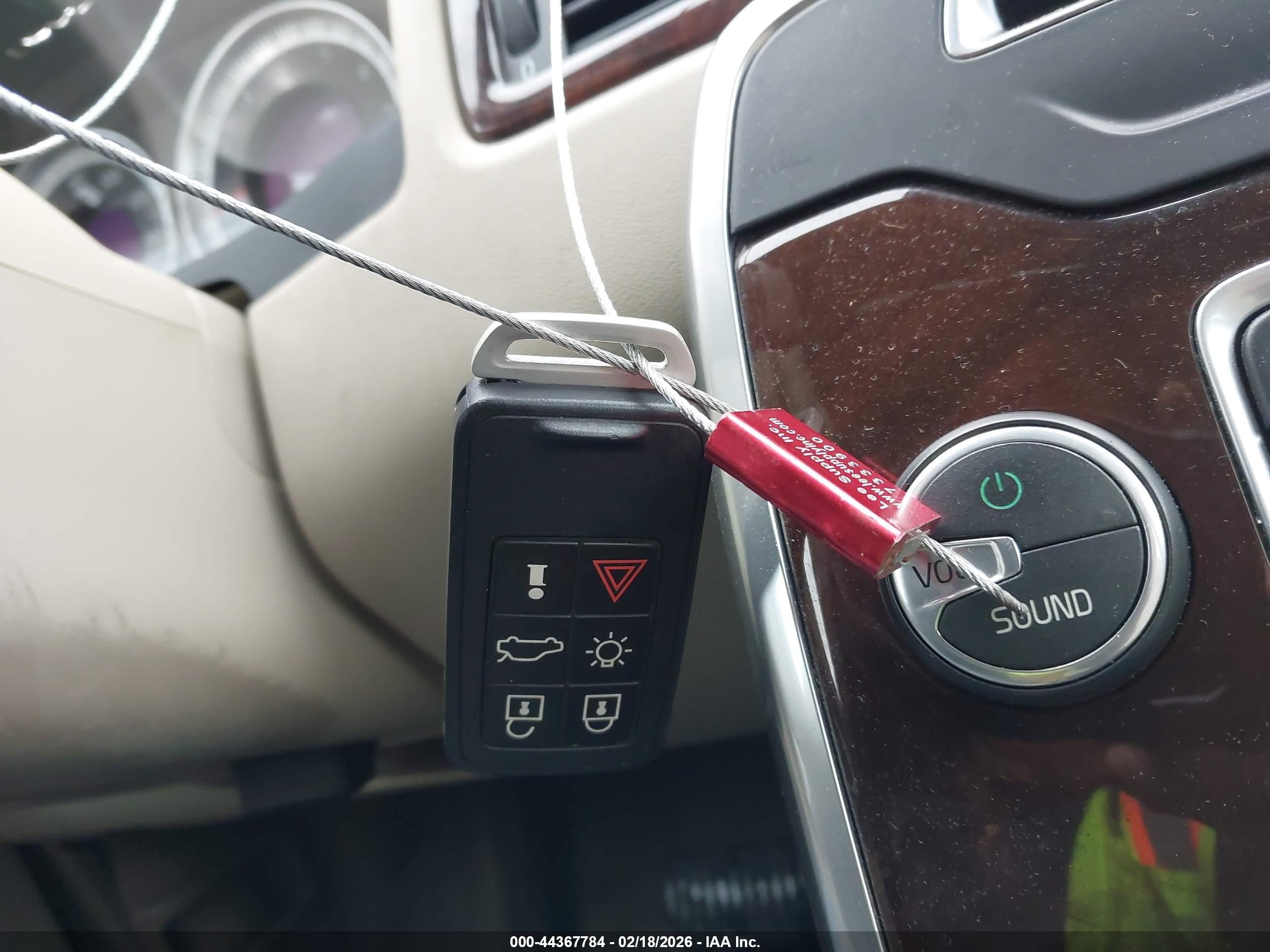 VOLVO XC70 image 11