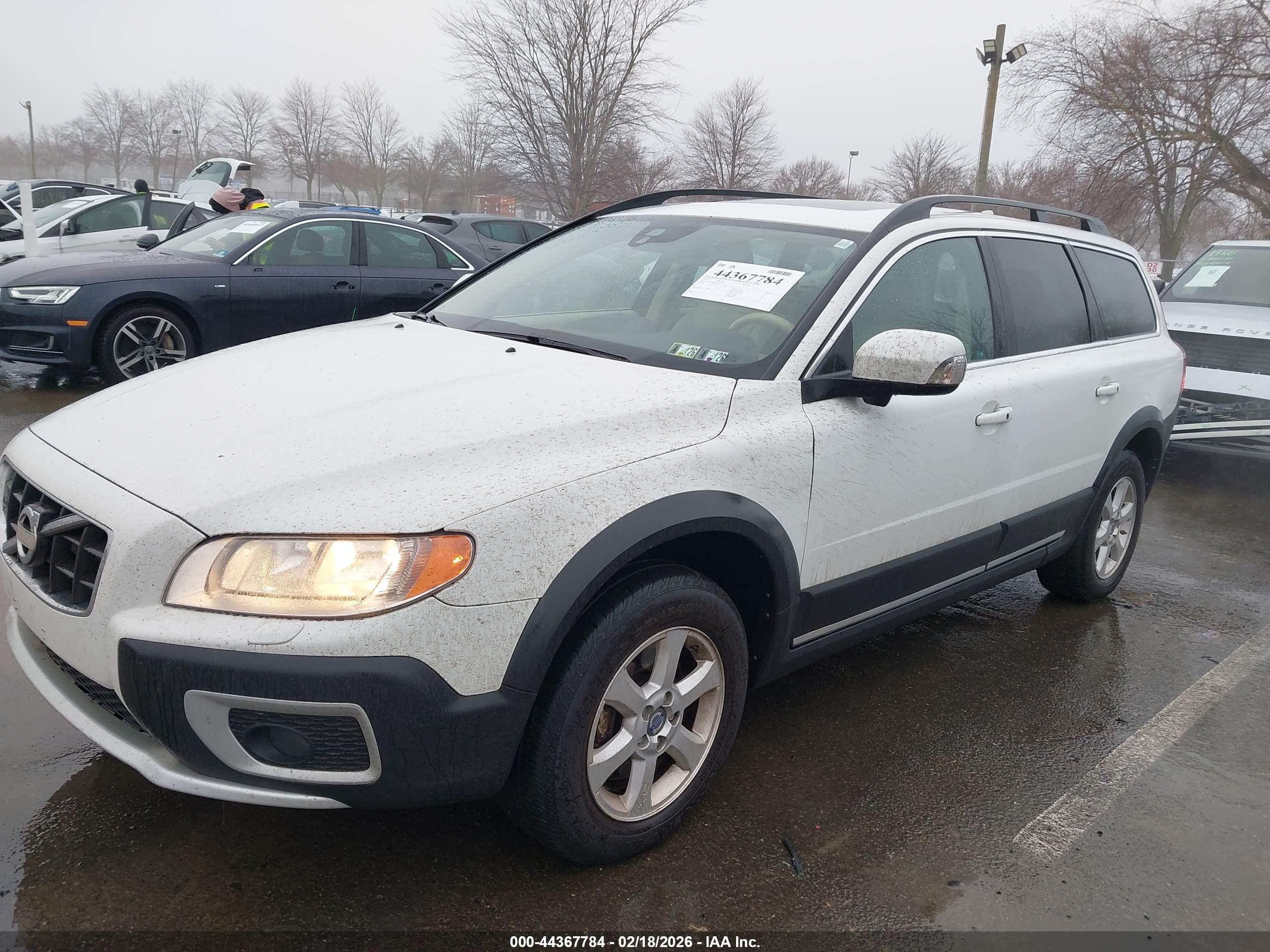 VOLVO XC70 image 2