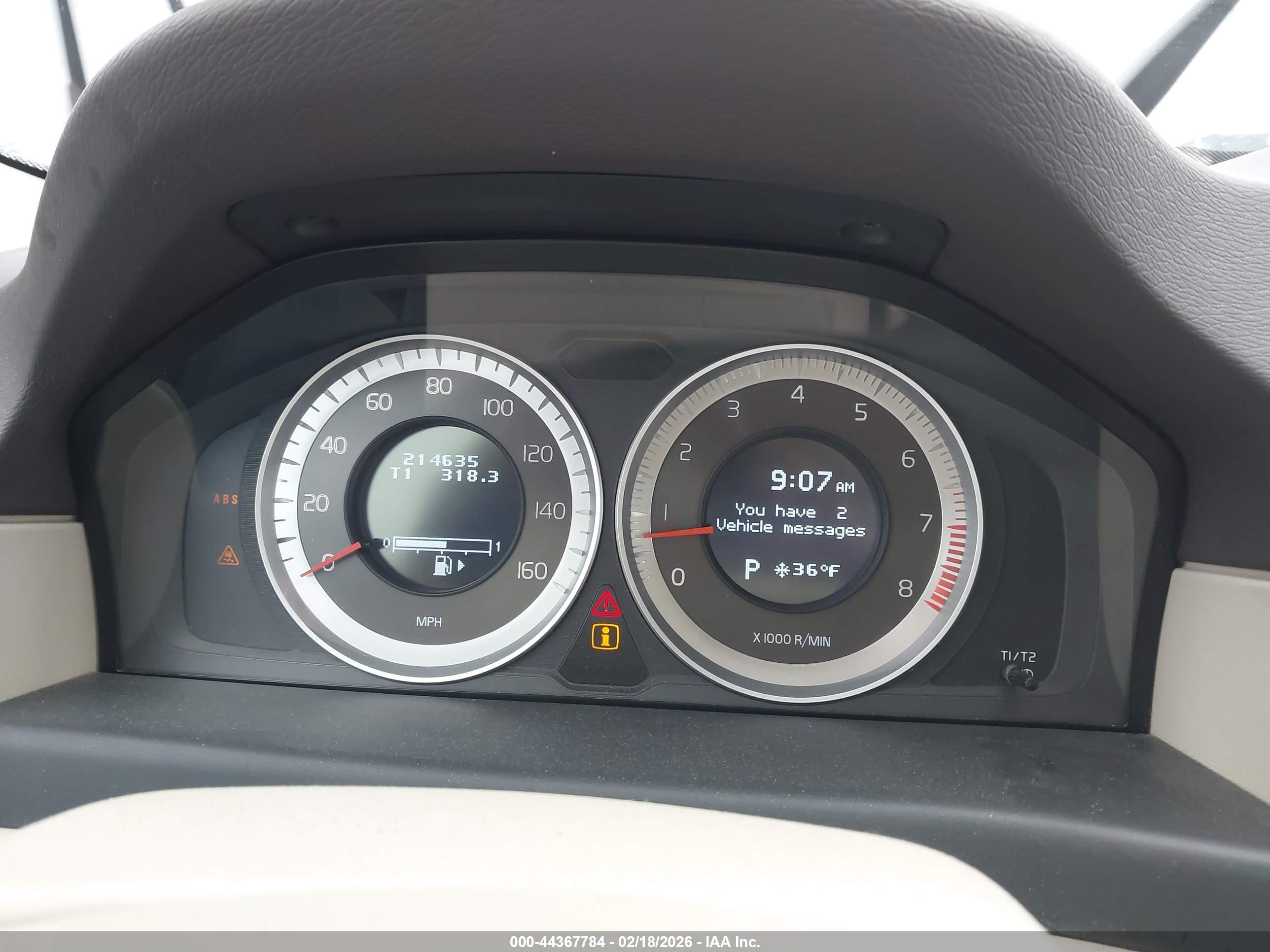 VOLVO XC70 image 7