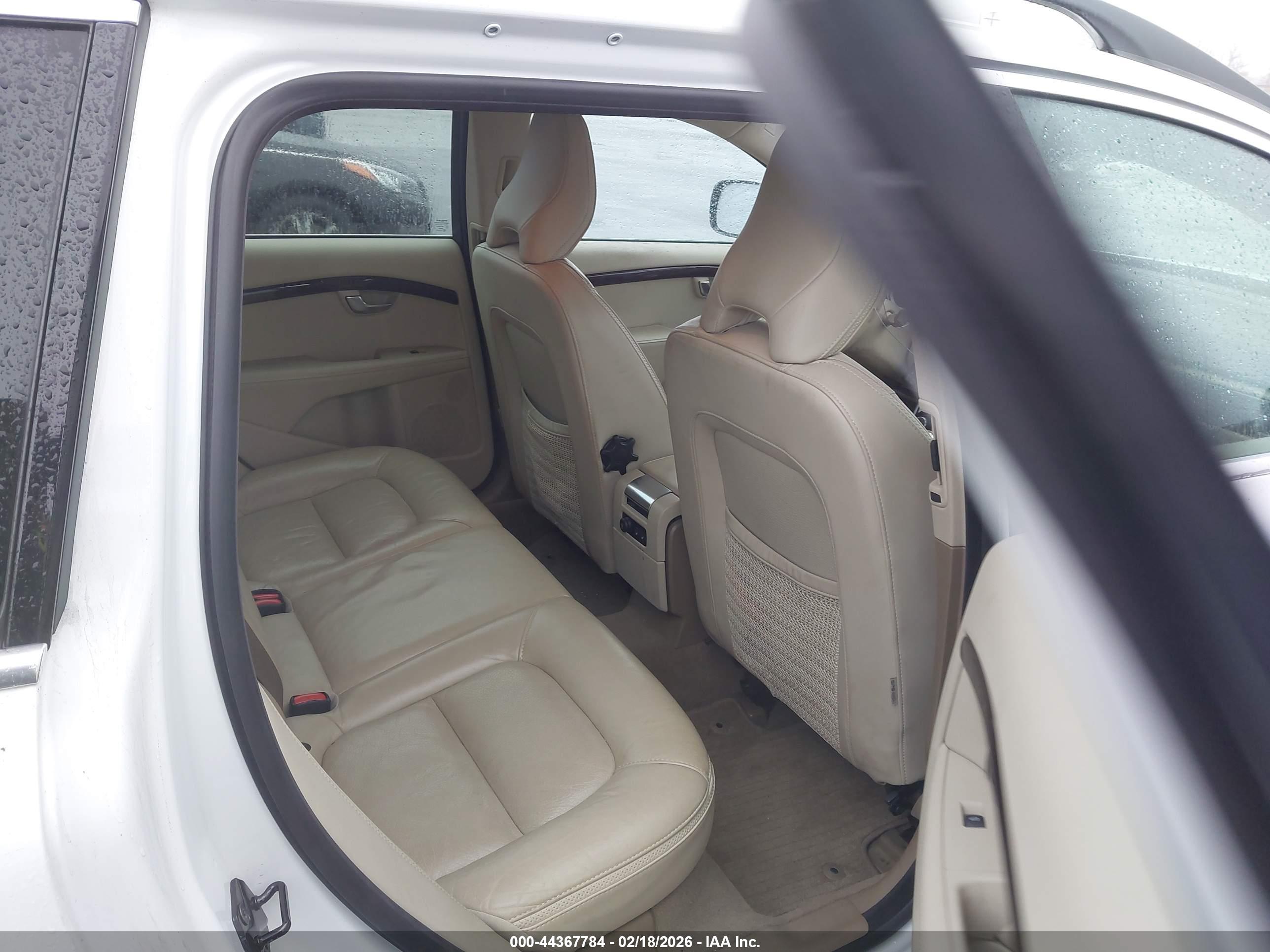 VOLVO XC70 image 8