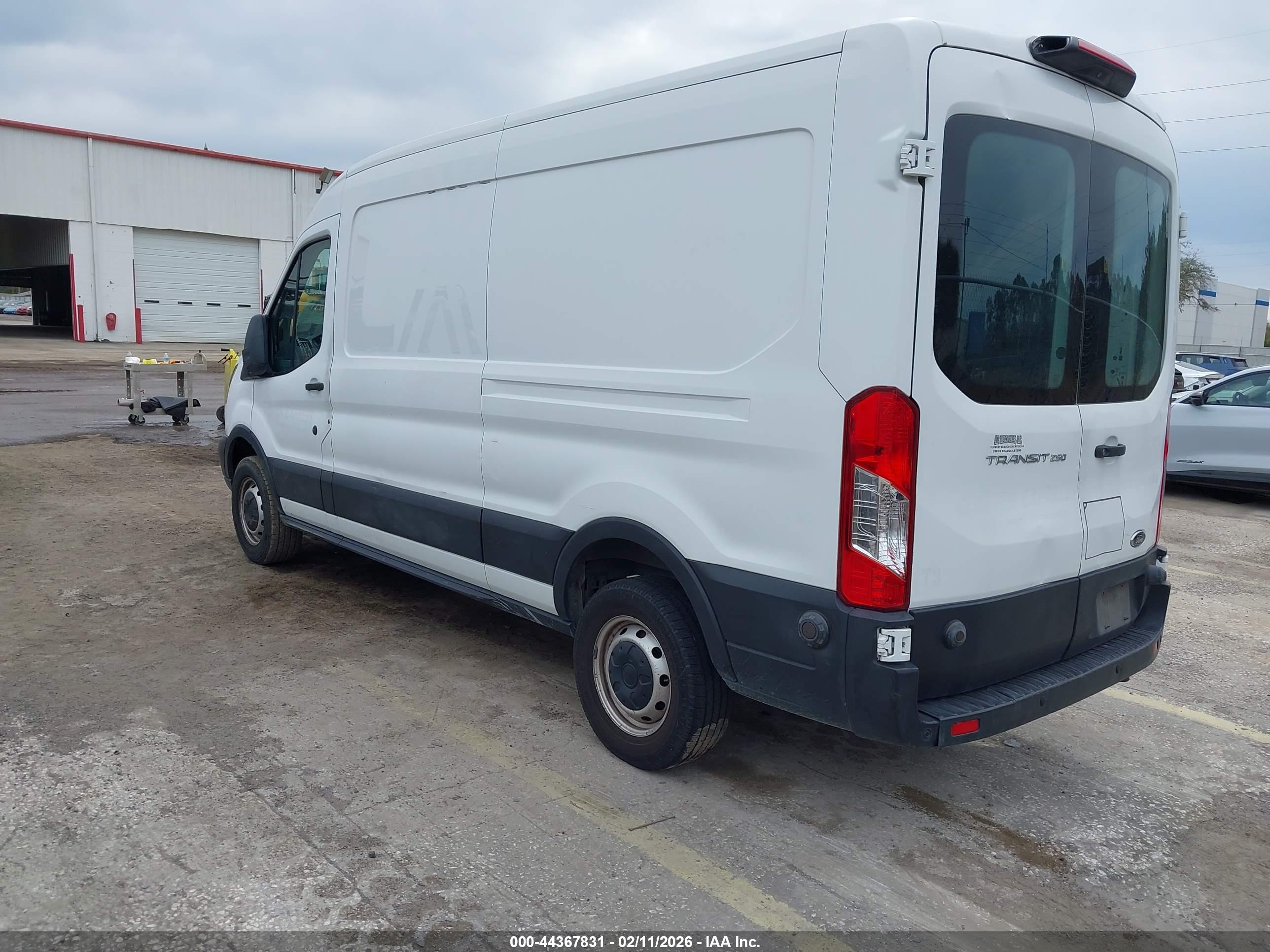 FORD TRANSIT-250 image 3