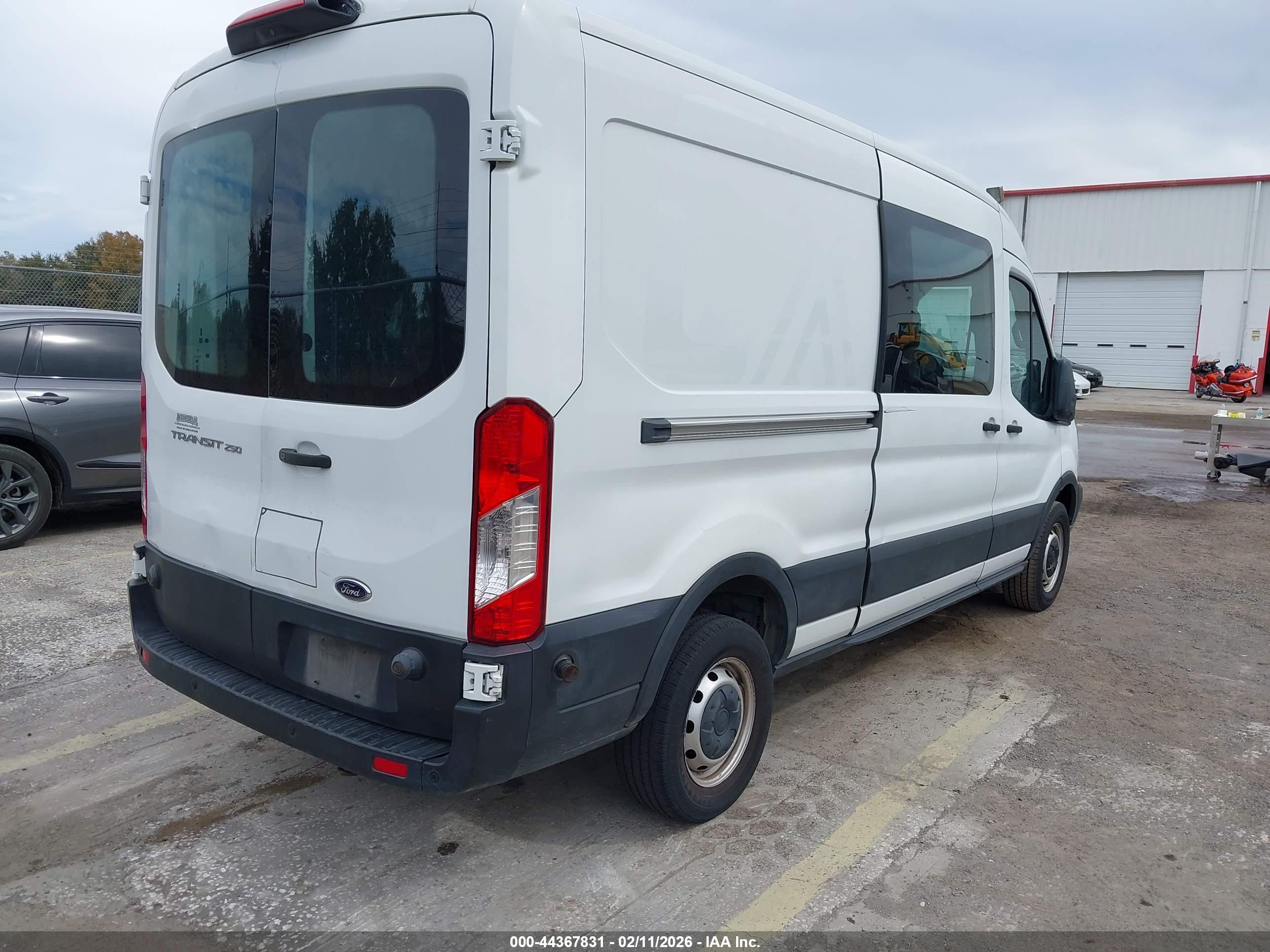 FORD TRANSIT-250 image 4