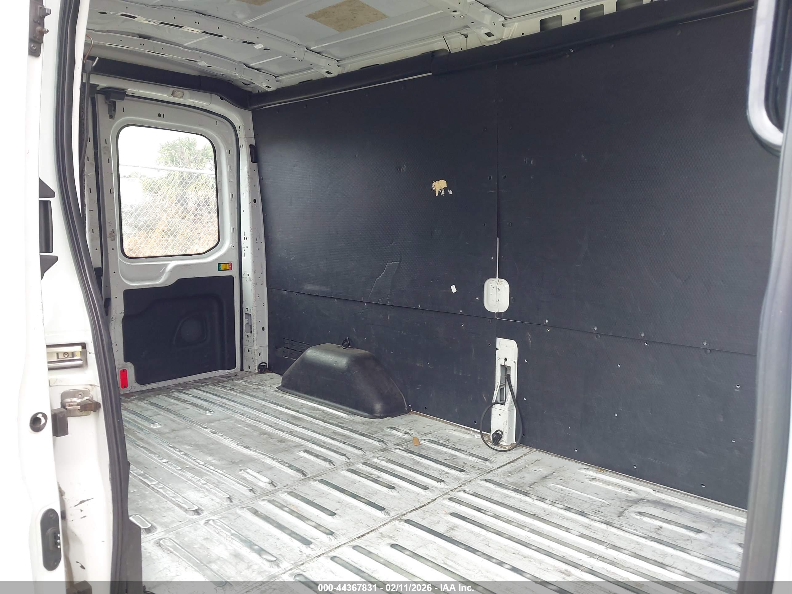 FORD TRANSIT-250 image 8
