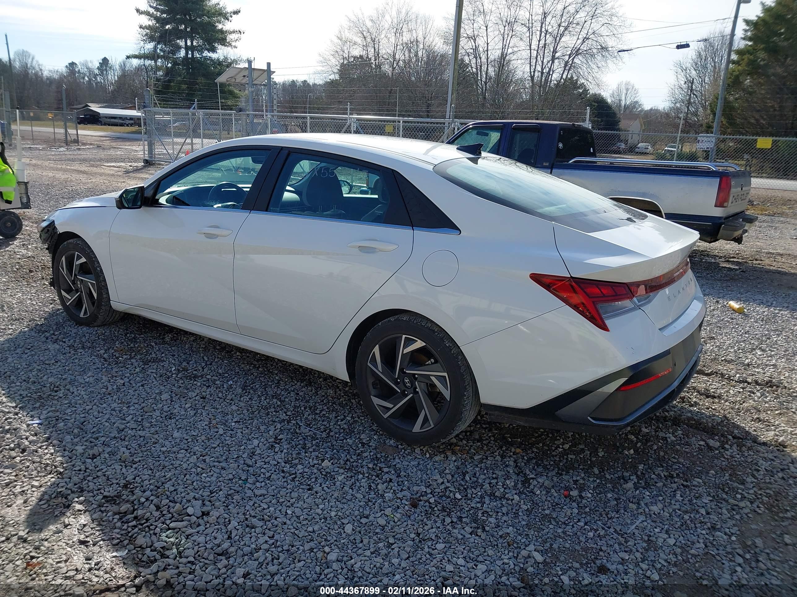 HYUNDAI ELANTRA image 3