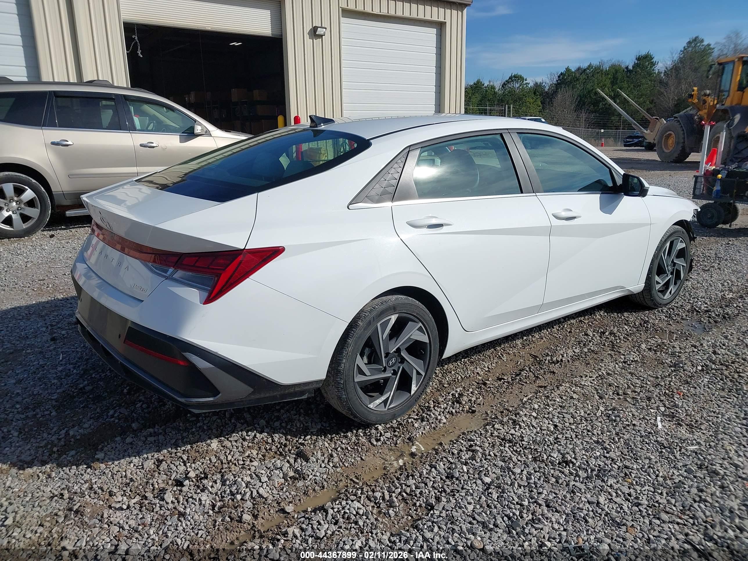 HYUNDAI ELANTRA image 4