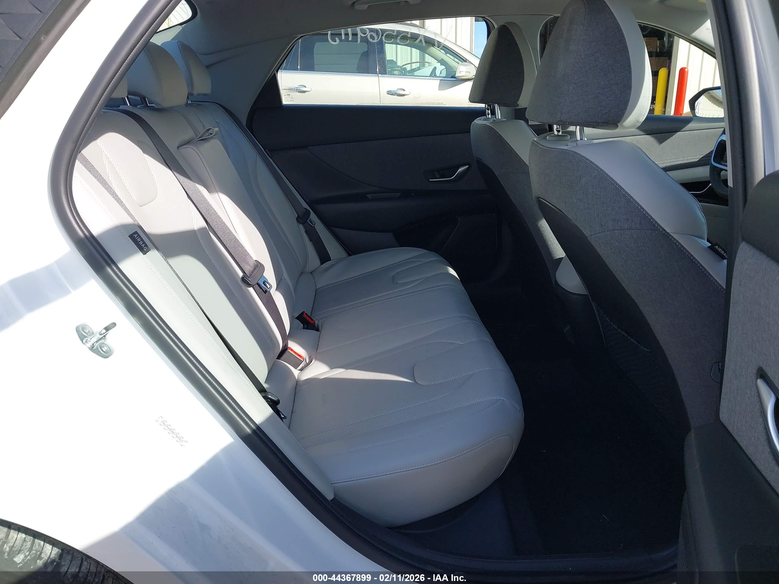 HYUNDAI ELANTRA image 8