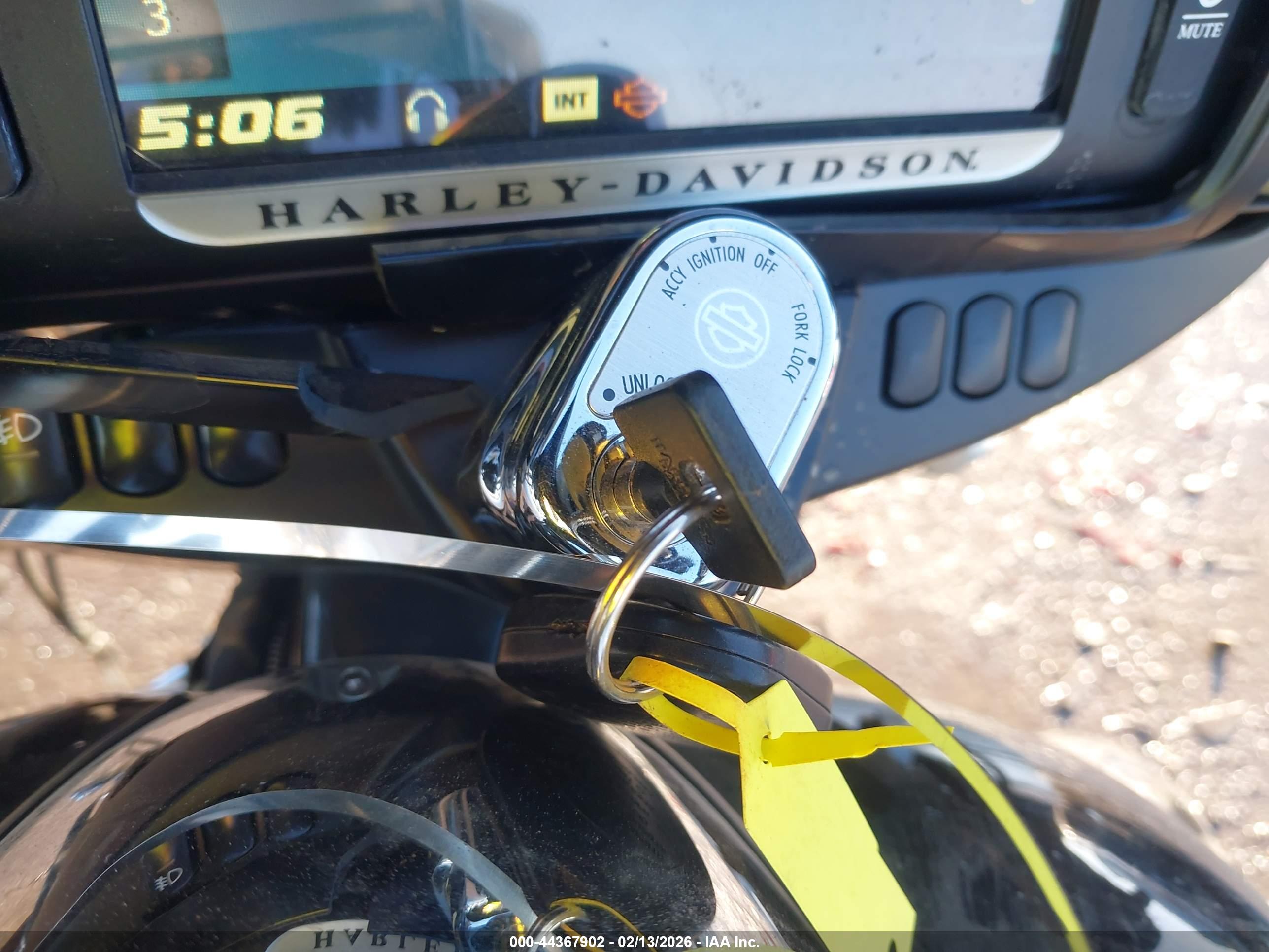HARLEY-DAVIDSON FLHTCUTG image 11