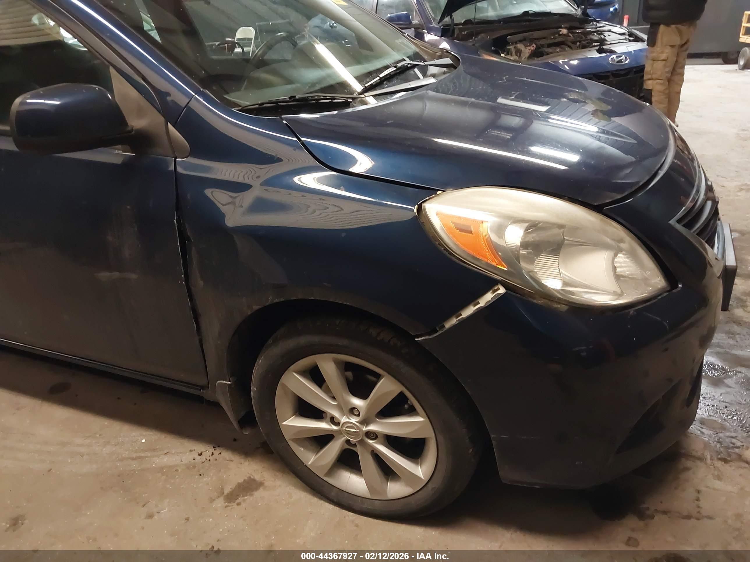 NISSAN VERSA image 6