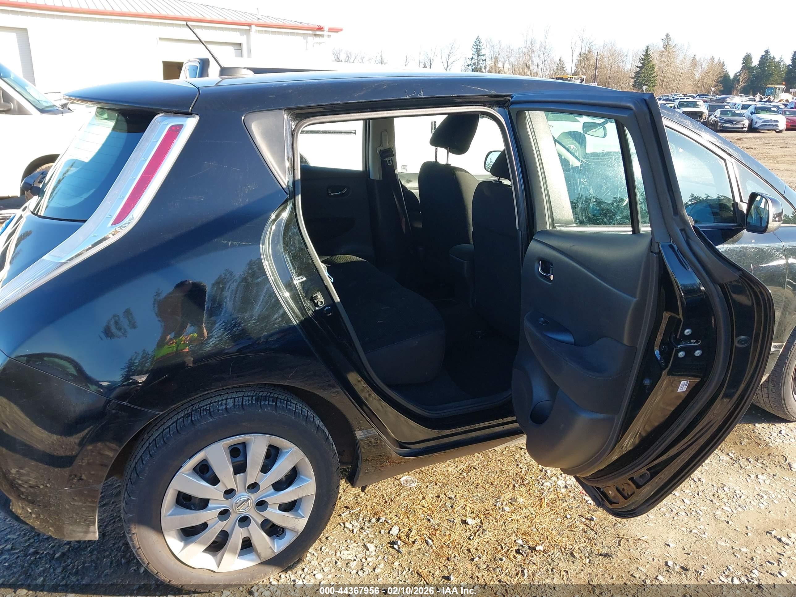 NISSAN LEAF image 8
