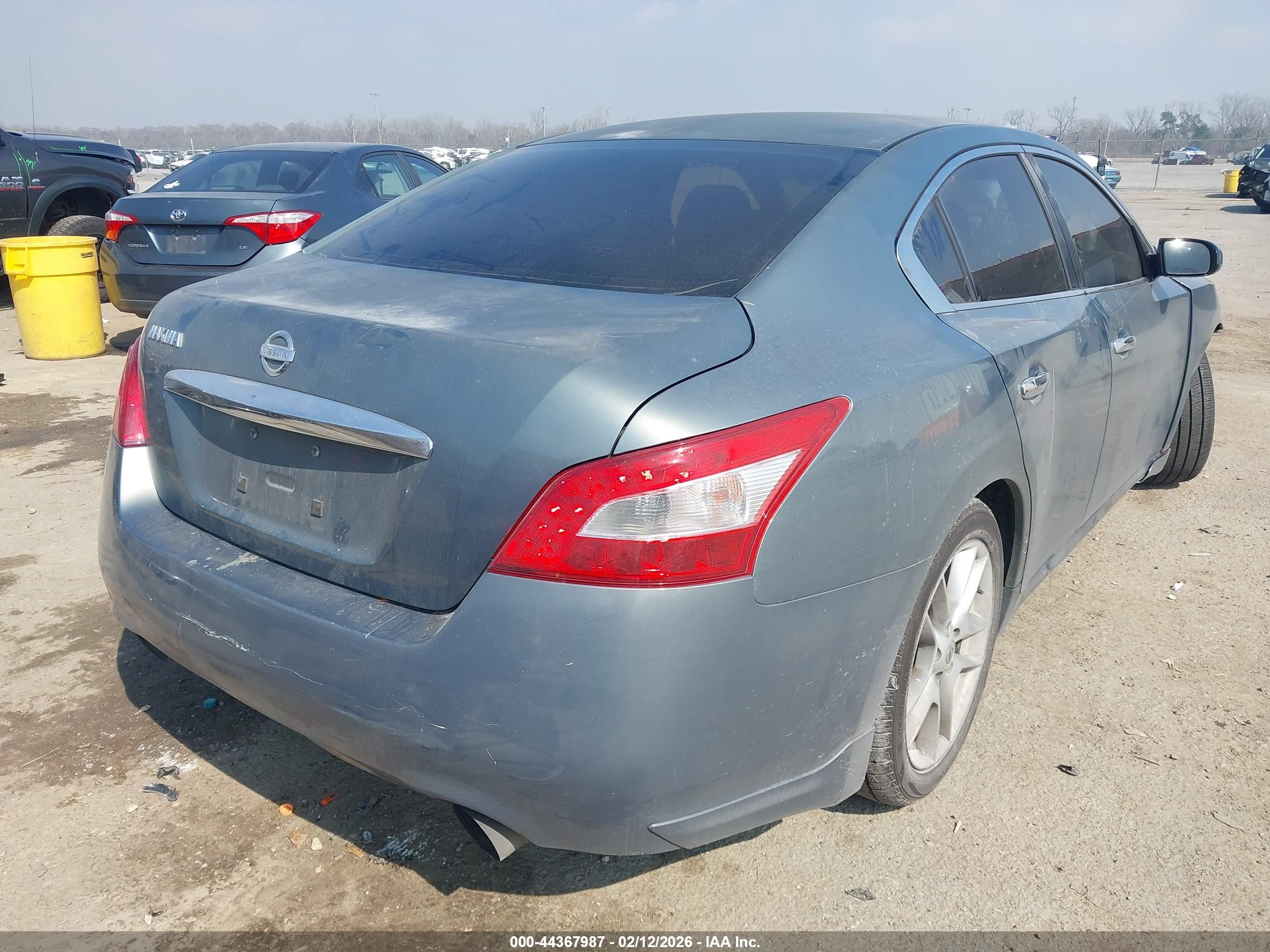 NISSAN MAXIMA image 4