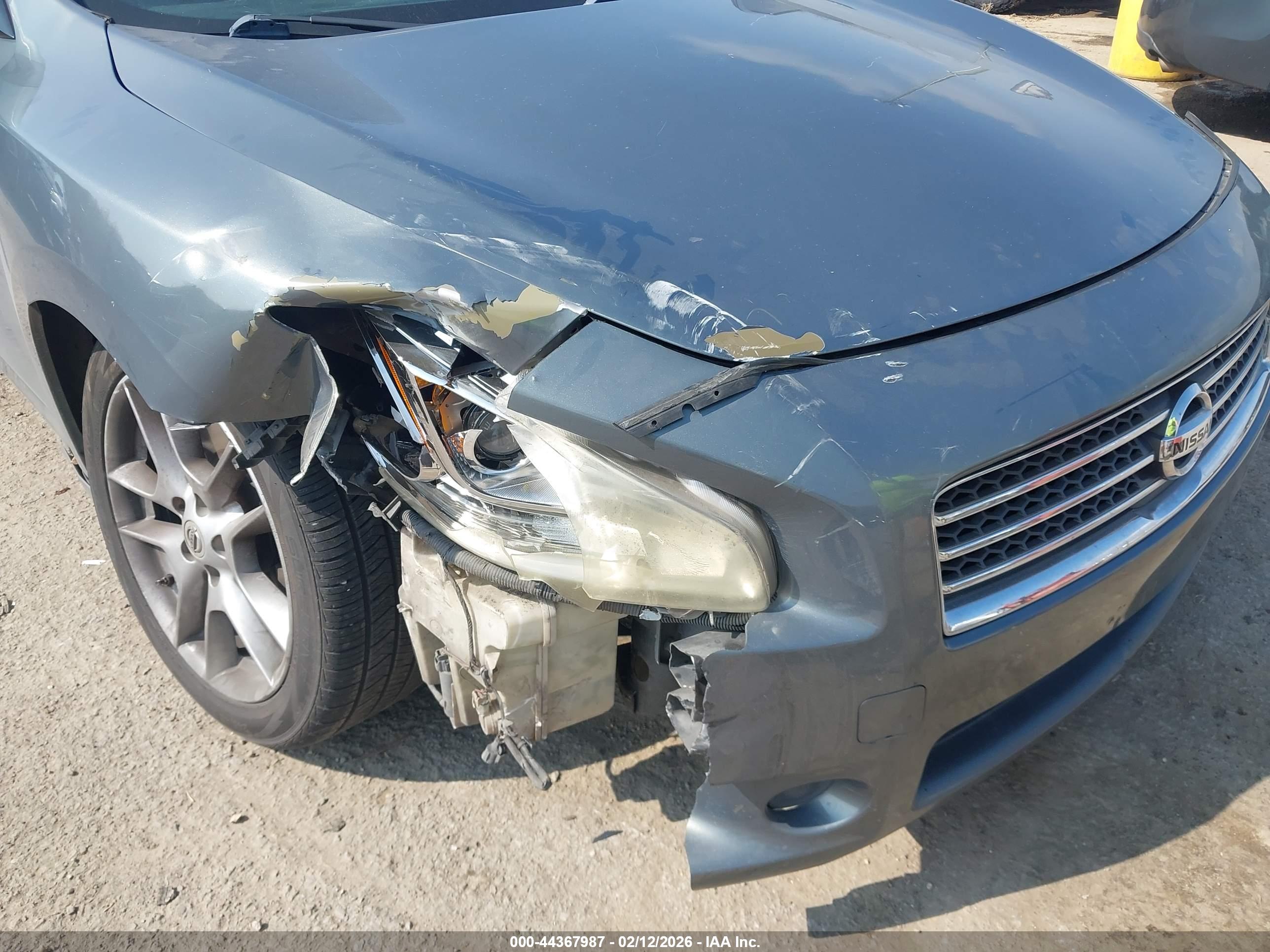 NISSAN MAXIMA image 6