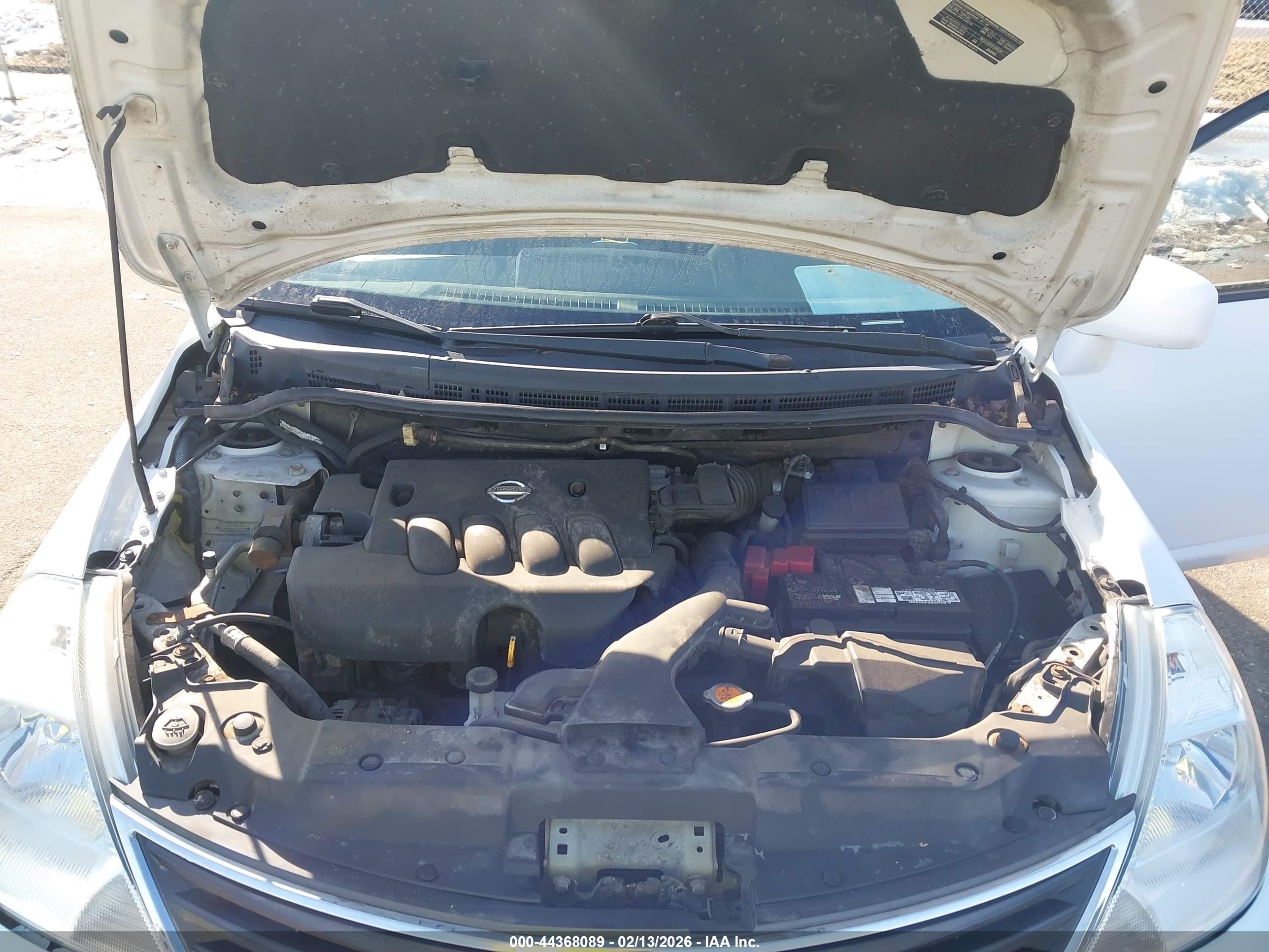 NISSAN VERSA image 10