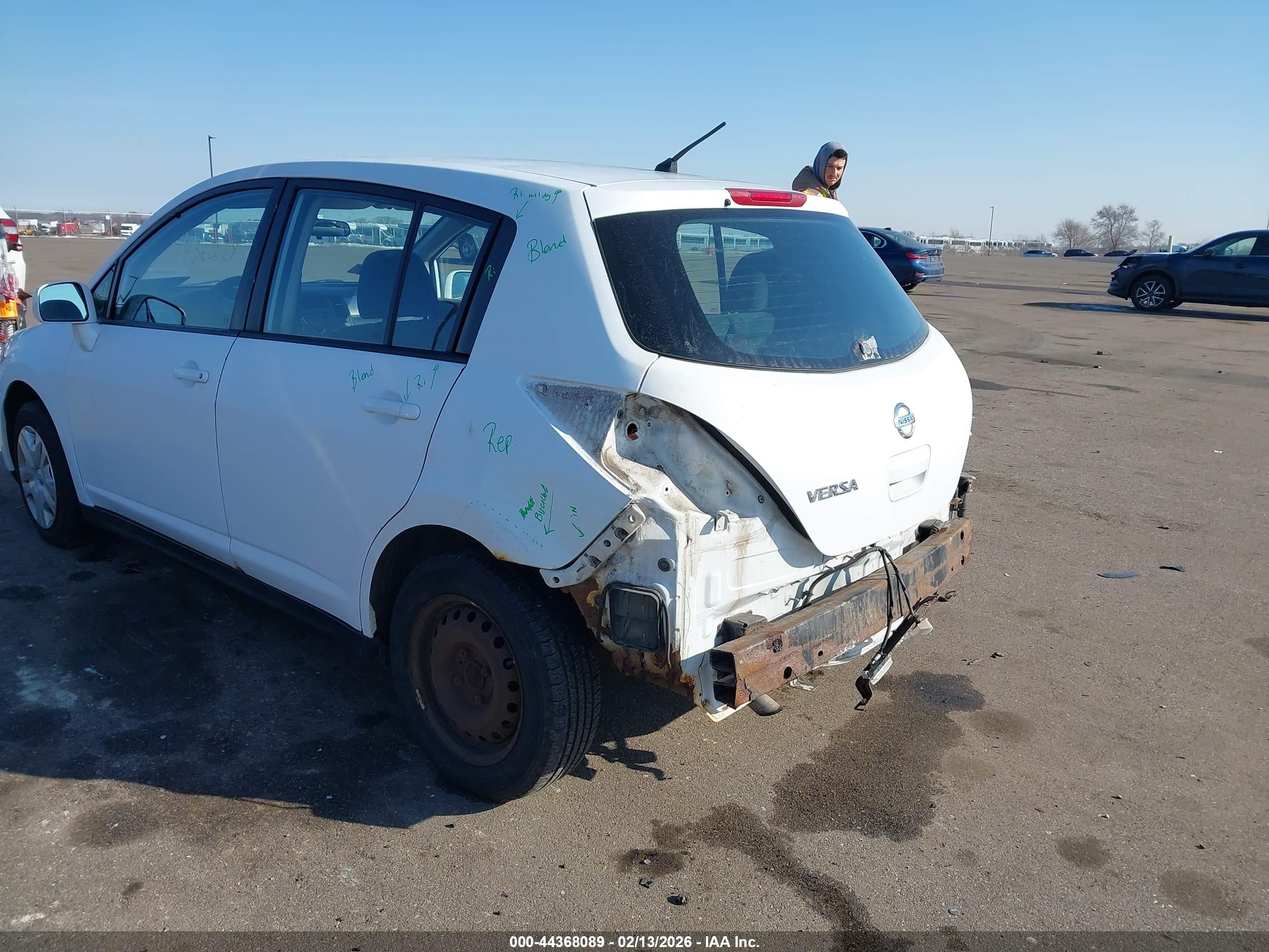 NISSAN VERSA image 6