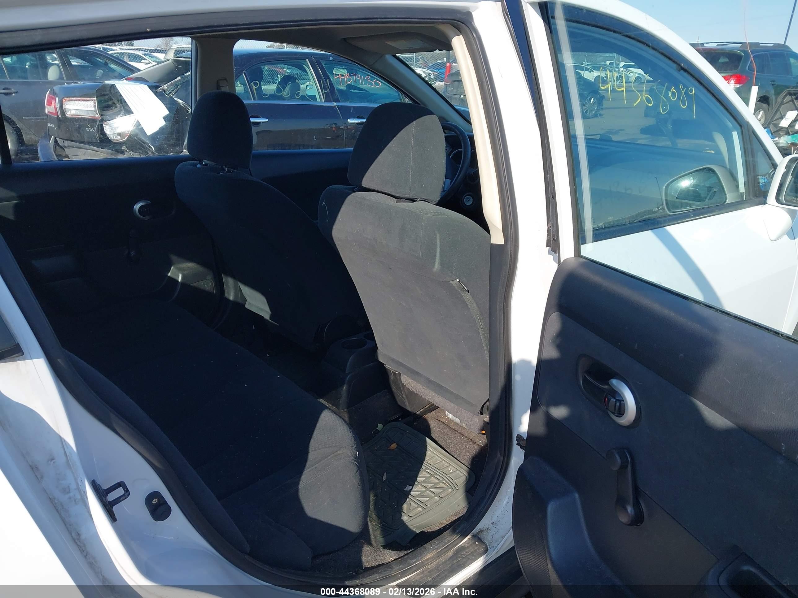 NISSAN VERSA image 8