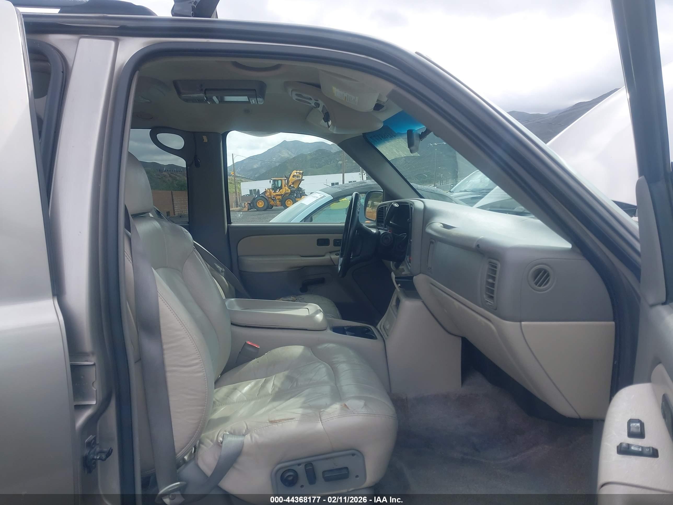 CHEVROLET SUBURBAN image 5