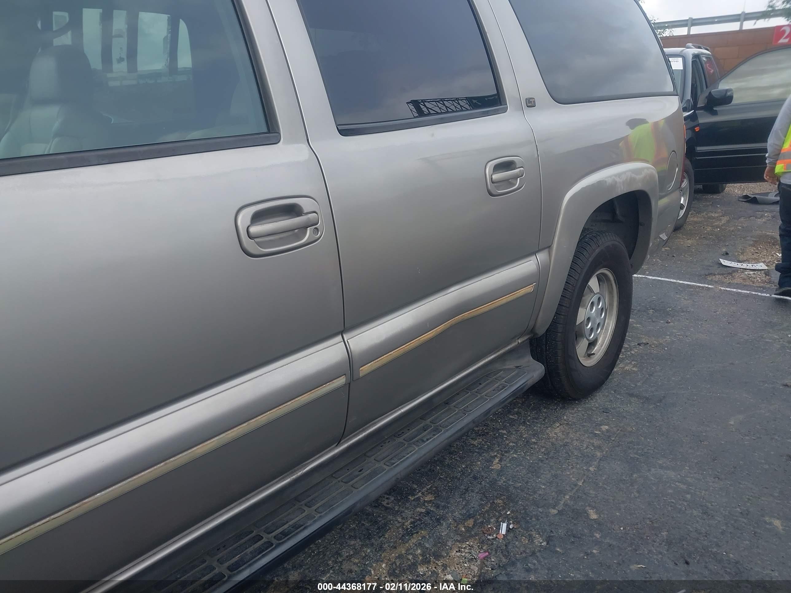 CHEVROLET SUBURBAN image 6