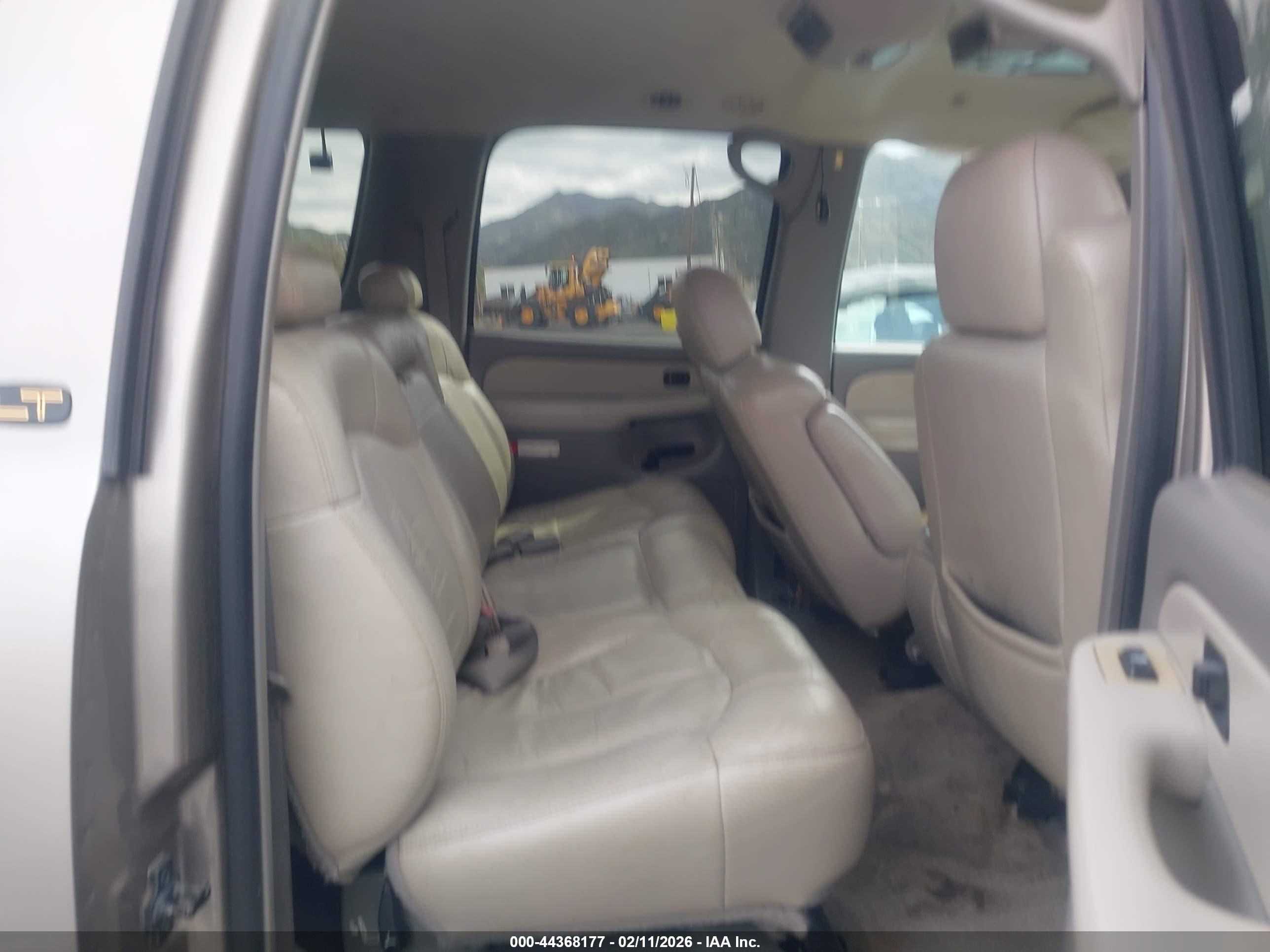 CHEVROLET SUBURBAN image 8