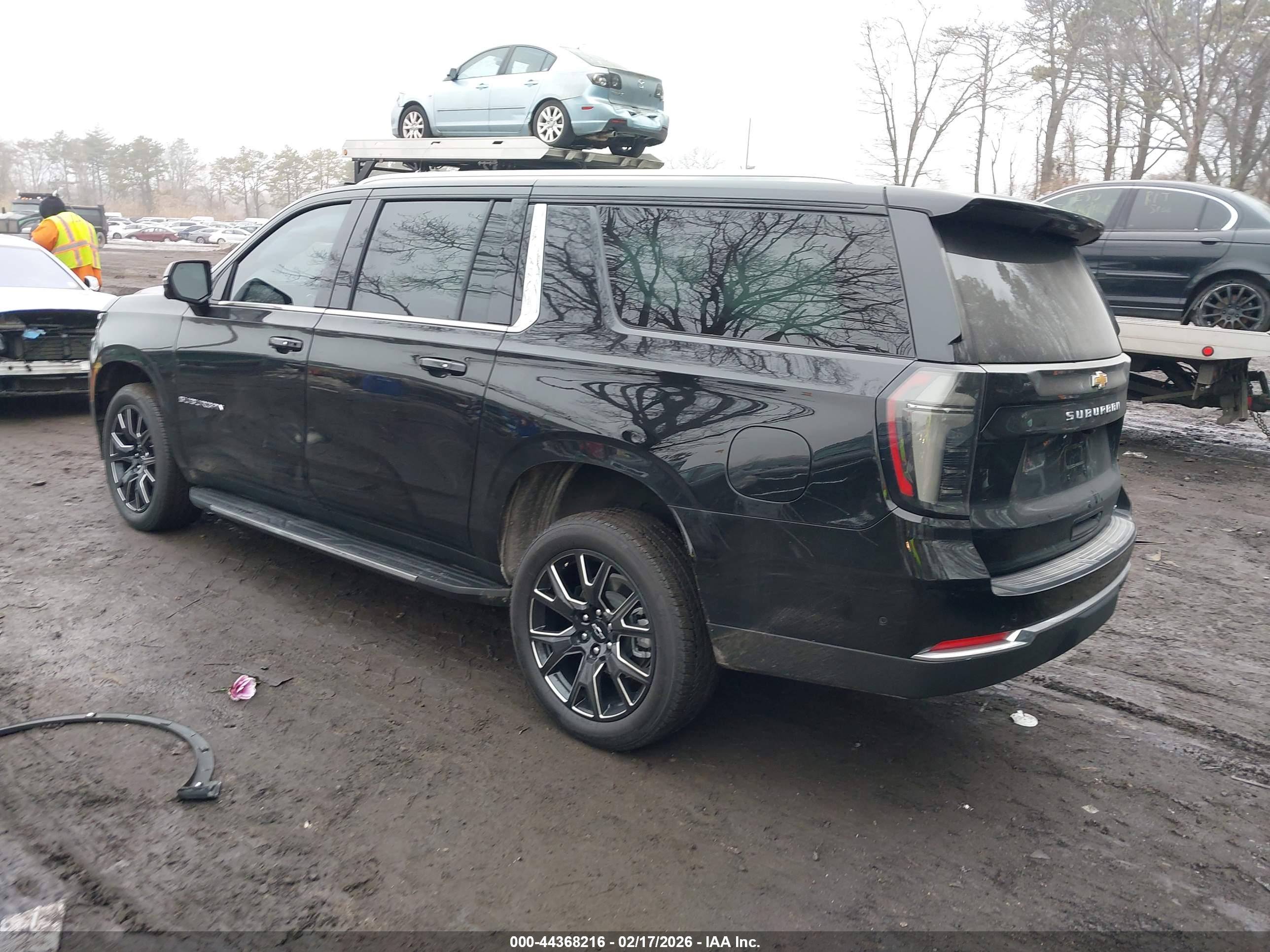 CHEVROLET SUBURBAN image 3