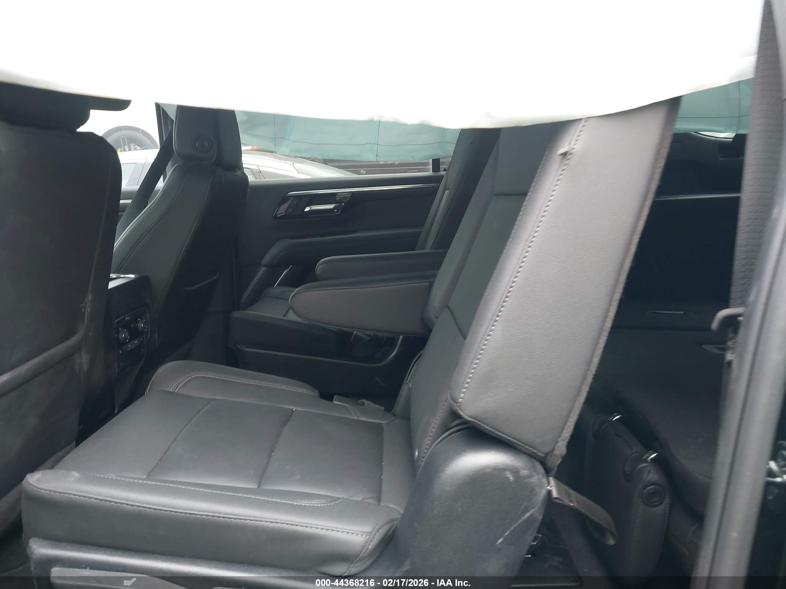 CHEVROLET SUBURBAN image 8