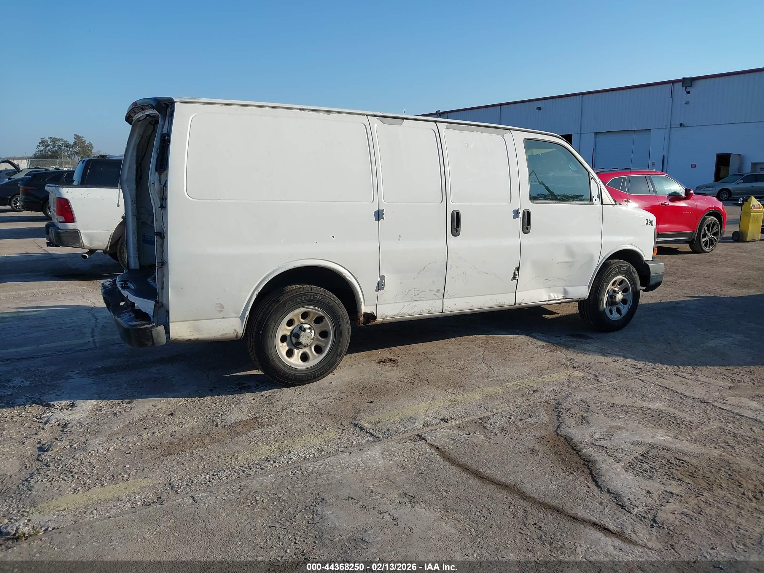 CHEVROLET EXPRESS image 4