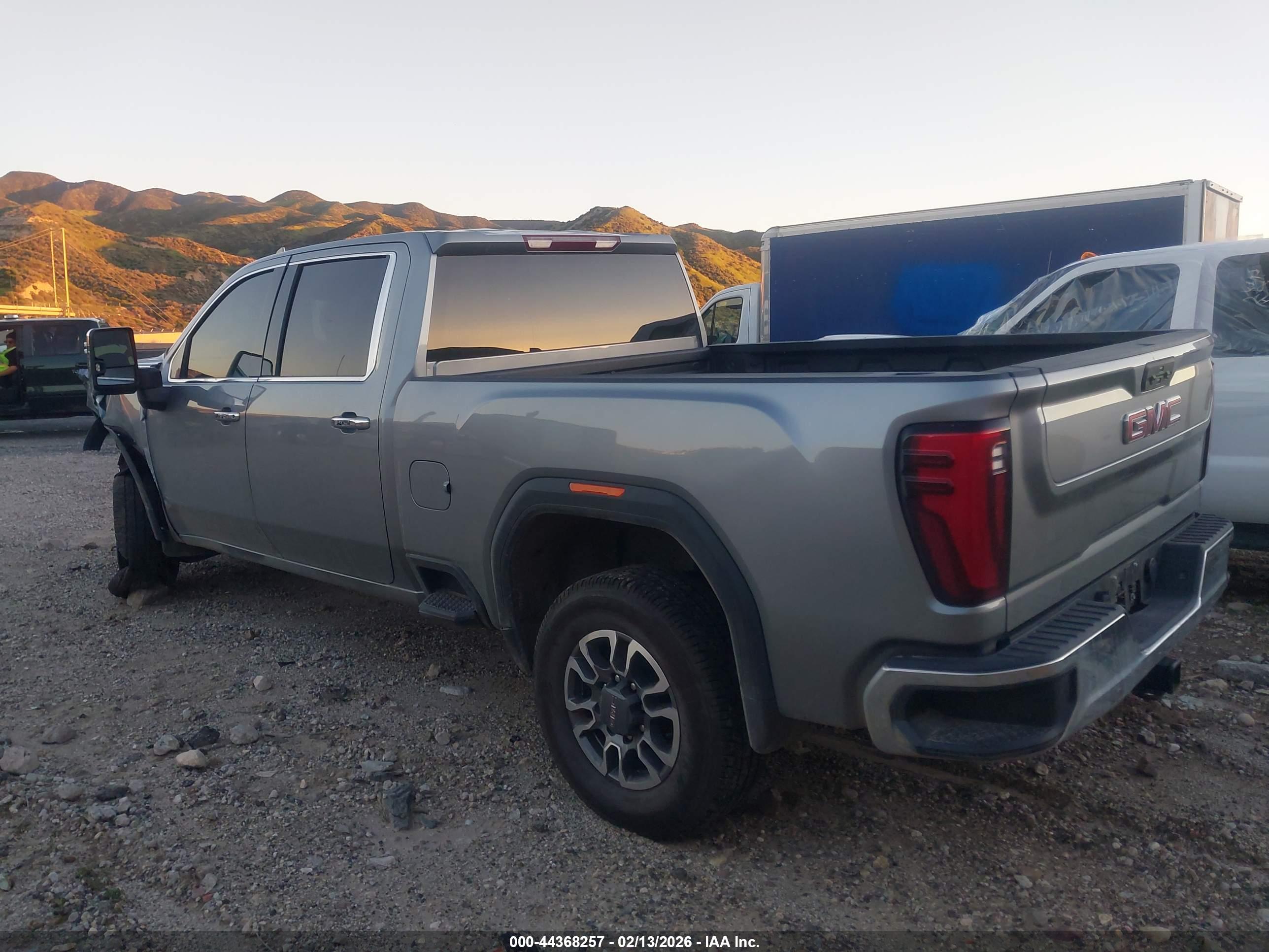 GMC SIERRA image 3