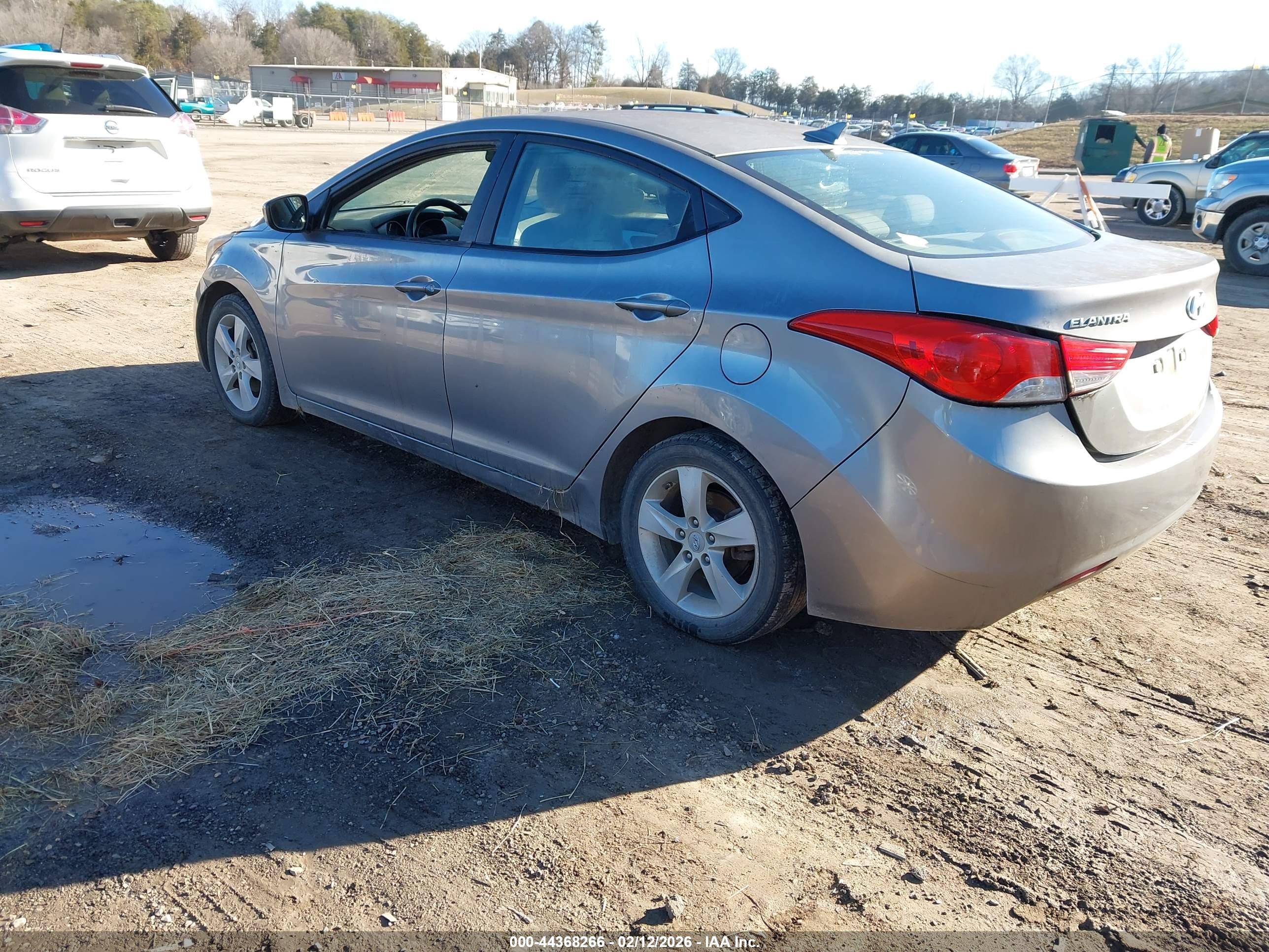 HYUNDAI ELANTRA image 3