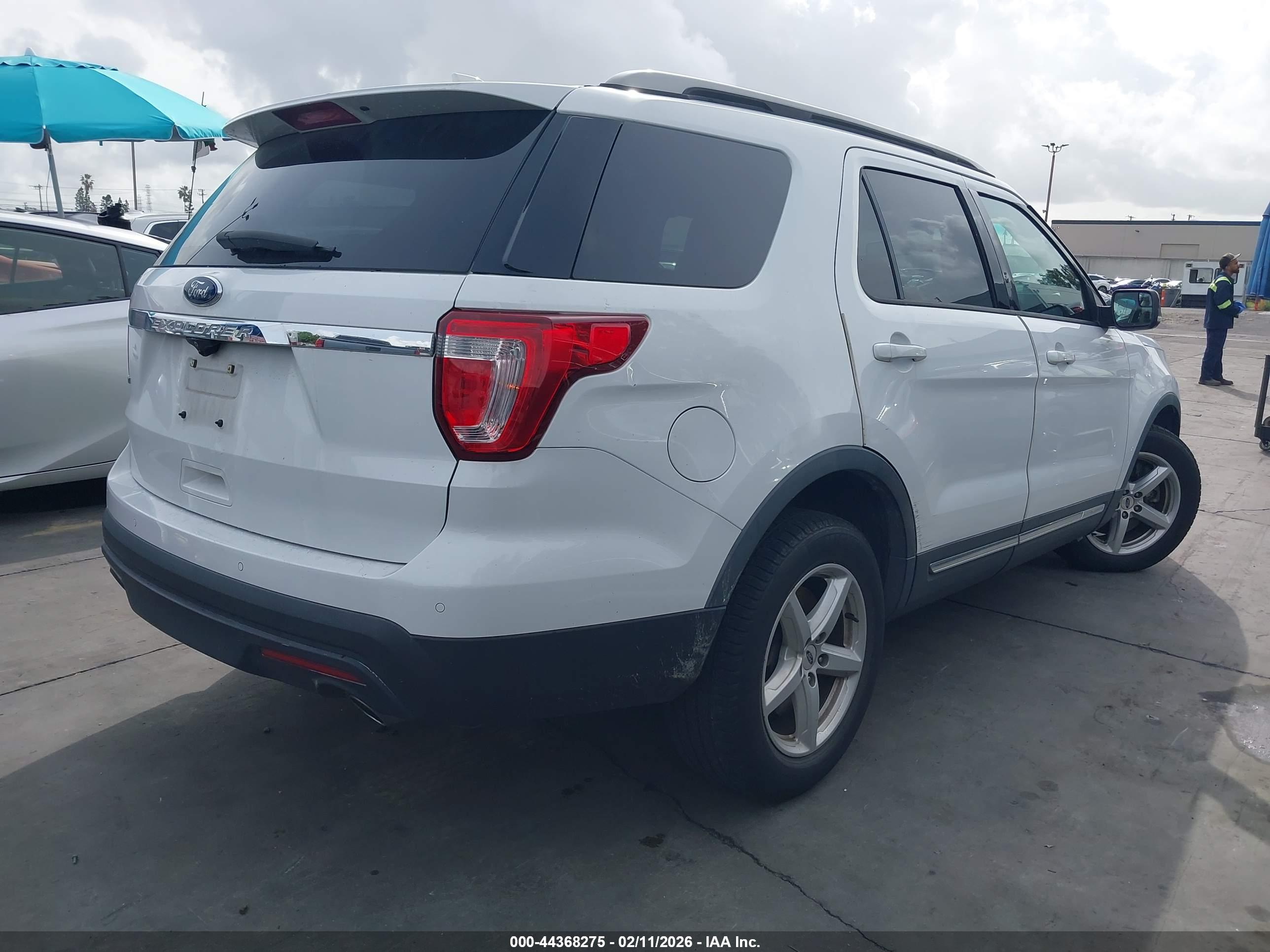 FORD EXPLORER image 4