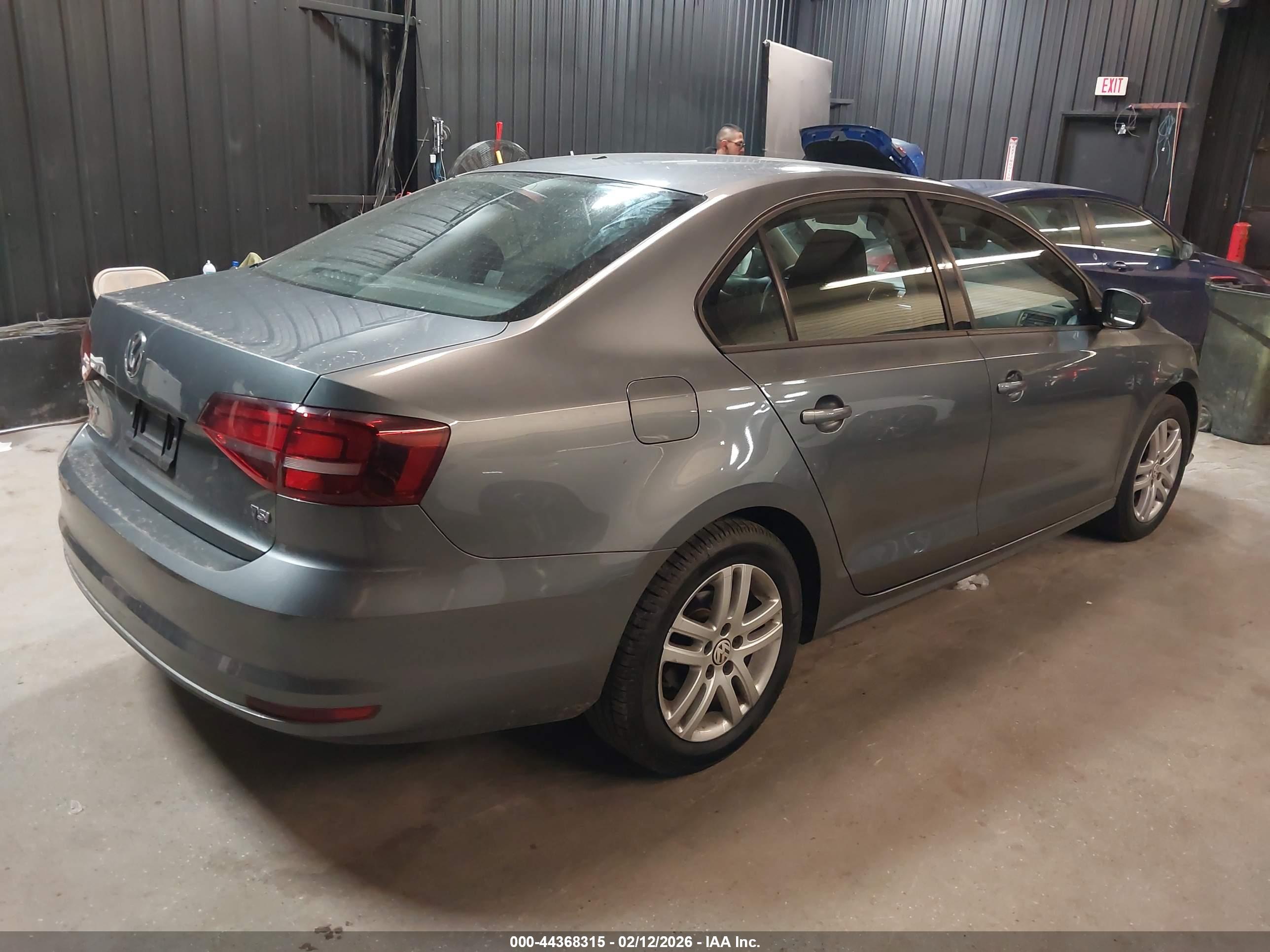VOLKSWAGEN JETTA image 4