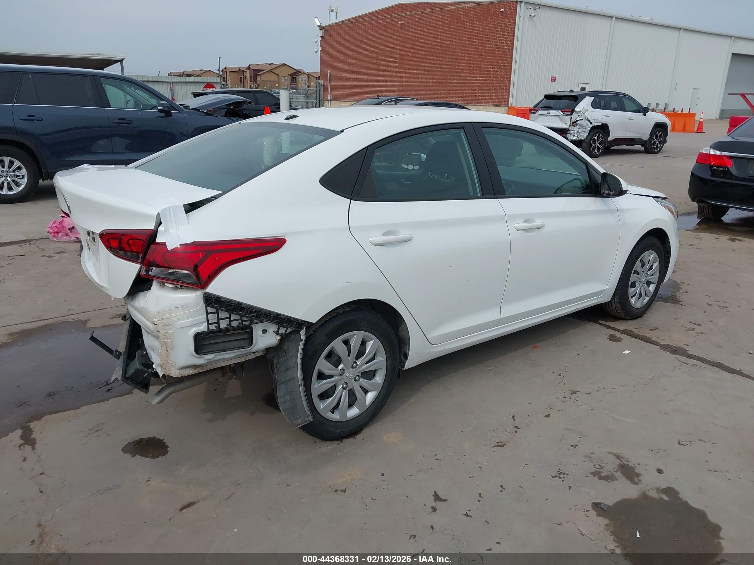HYUNDAI ACCENT image 4