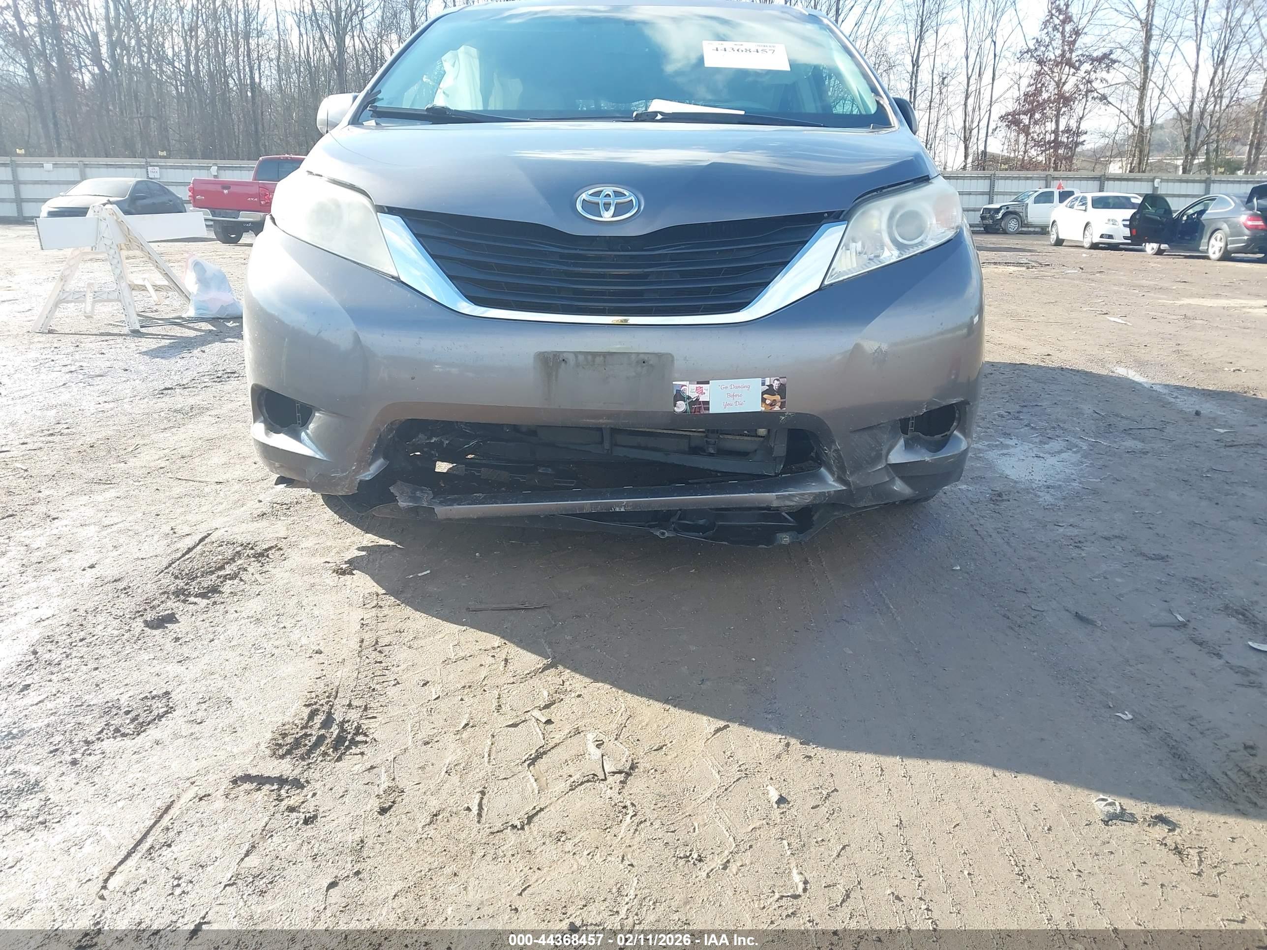 TOYOTA SIENNA image 6