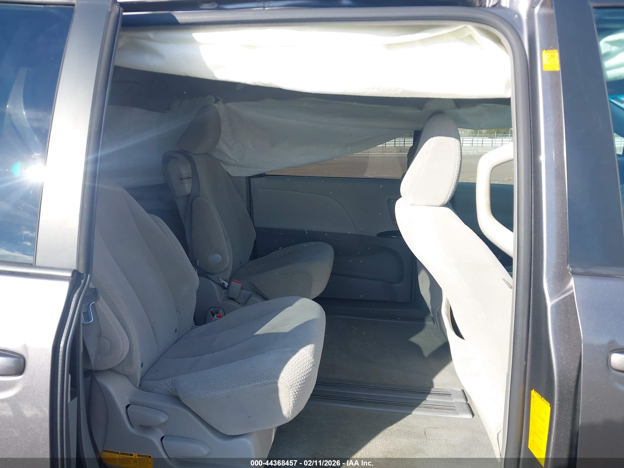 TOYOTA SIENNA image 8