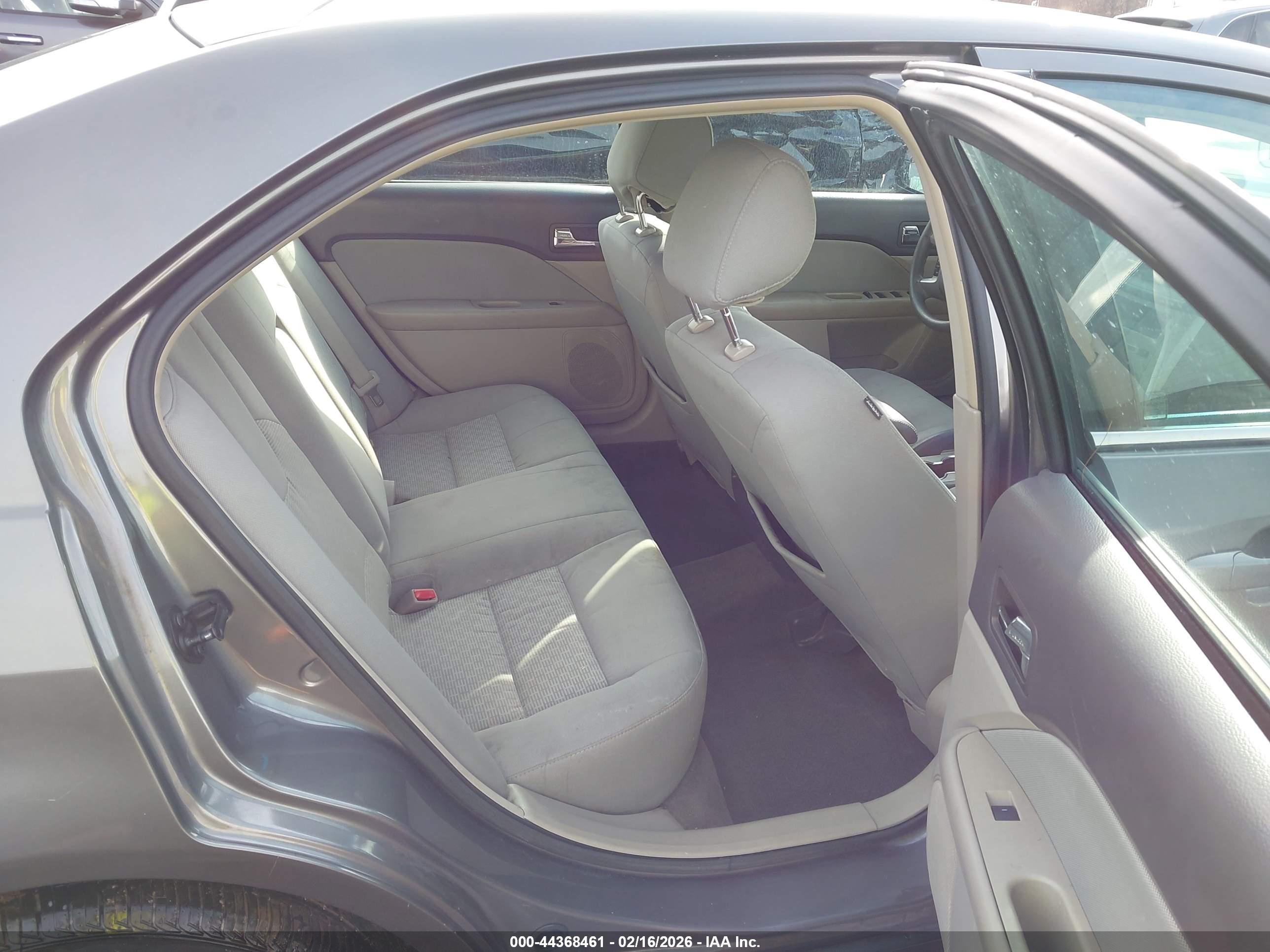 FORD FUSION image 8