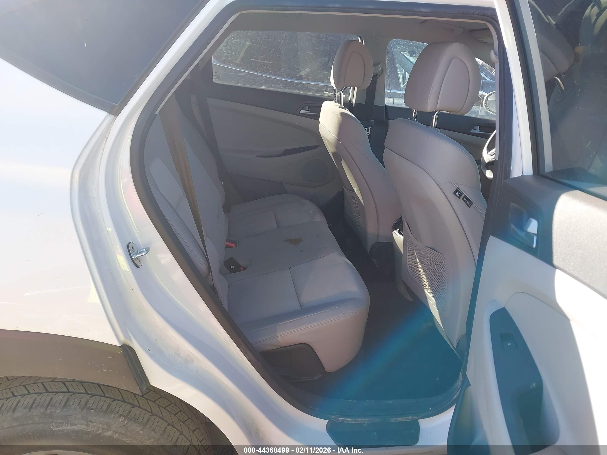 HYUNDAI TUCSON image 8