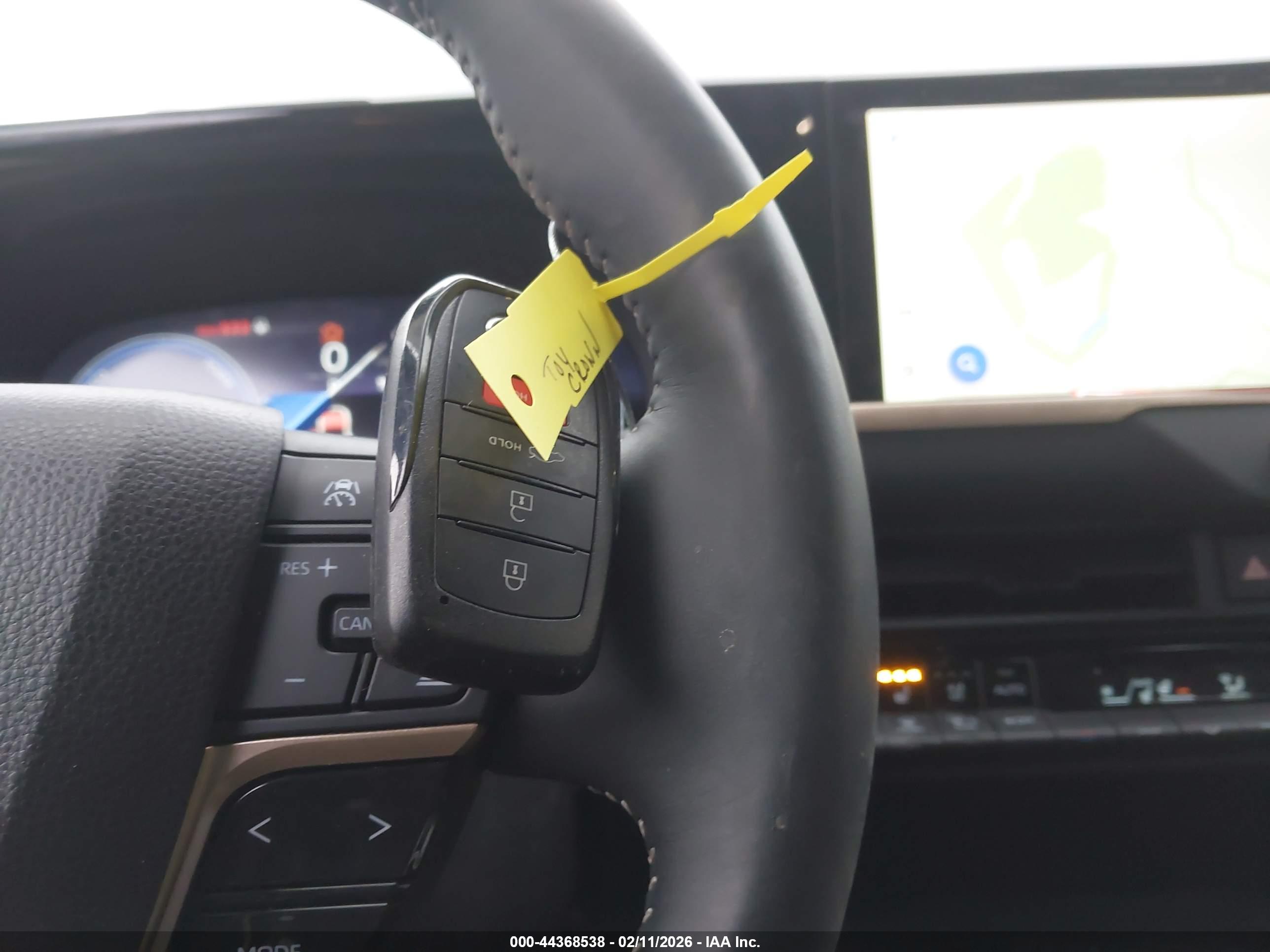 TOYOTA CROWN image 11