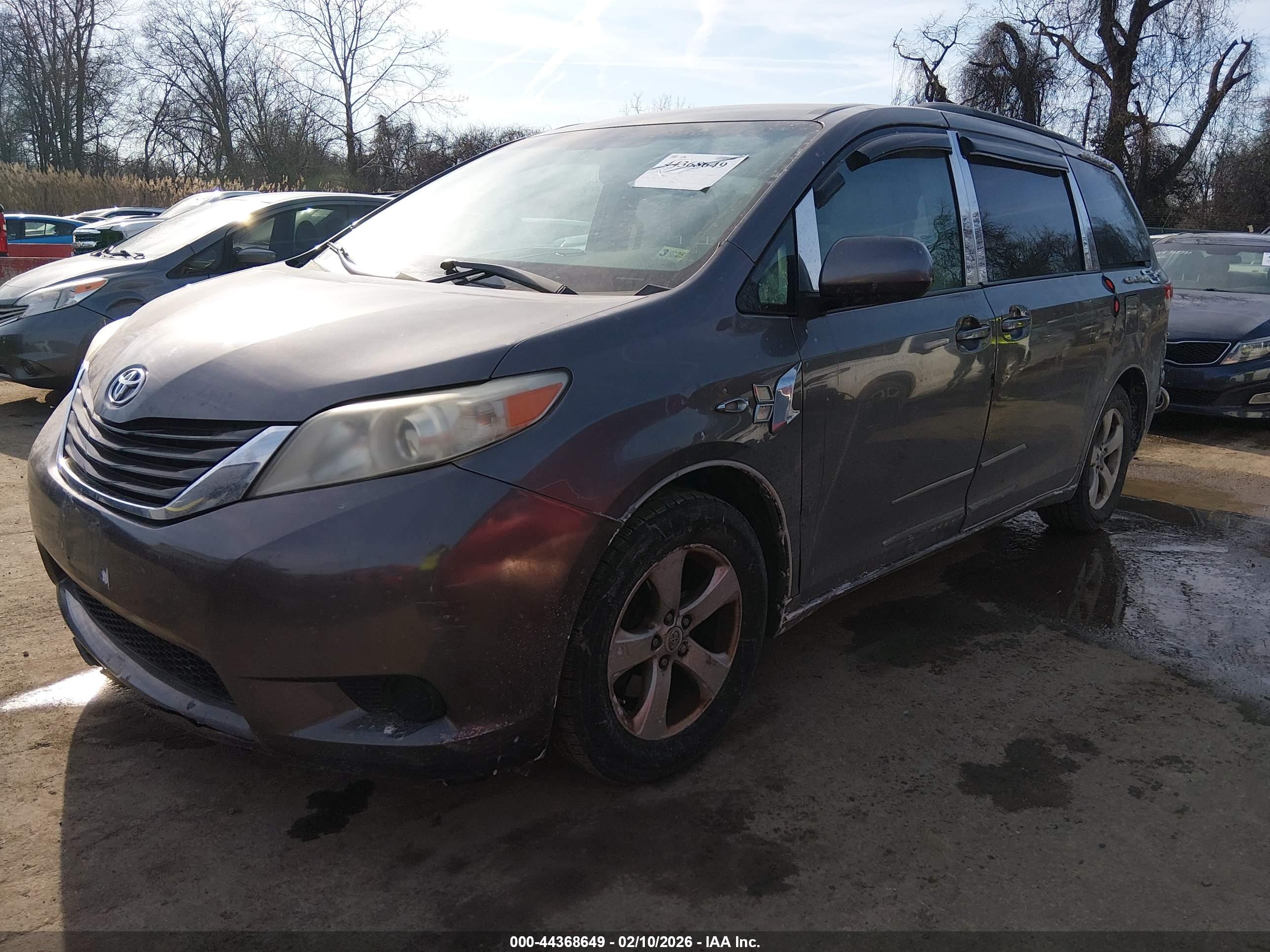 TOYOTA SIENNA image 2