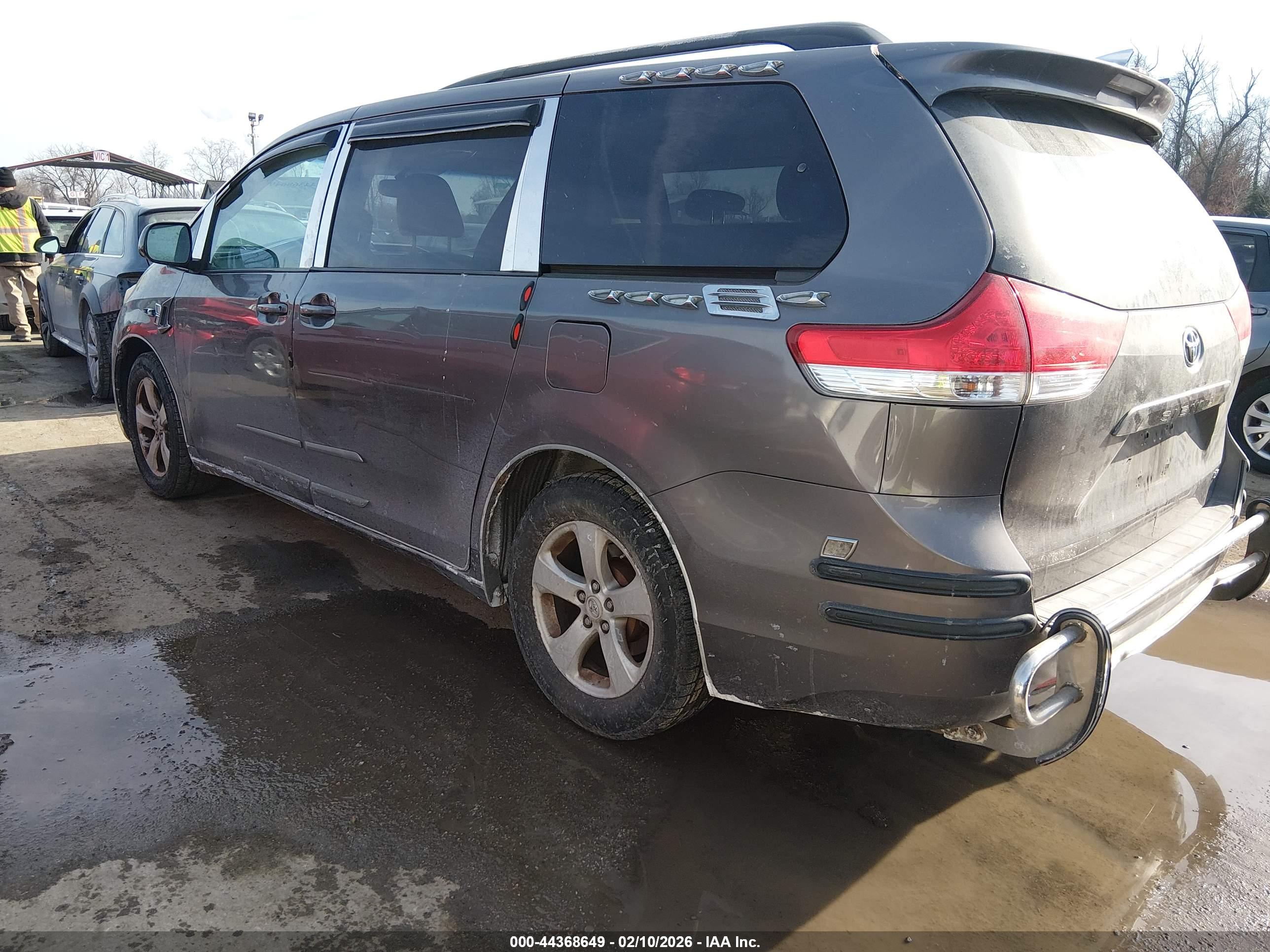 TOYOTA SIENNA image 3