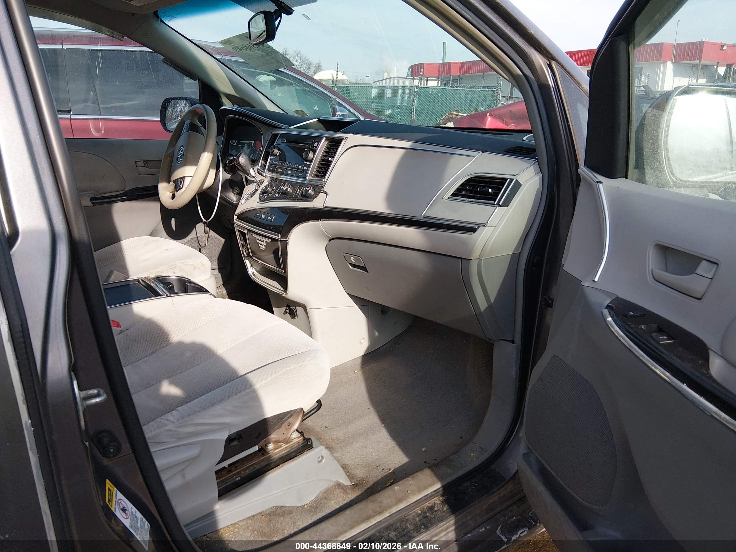 TOYOTA SIENNA image 5