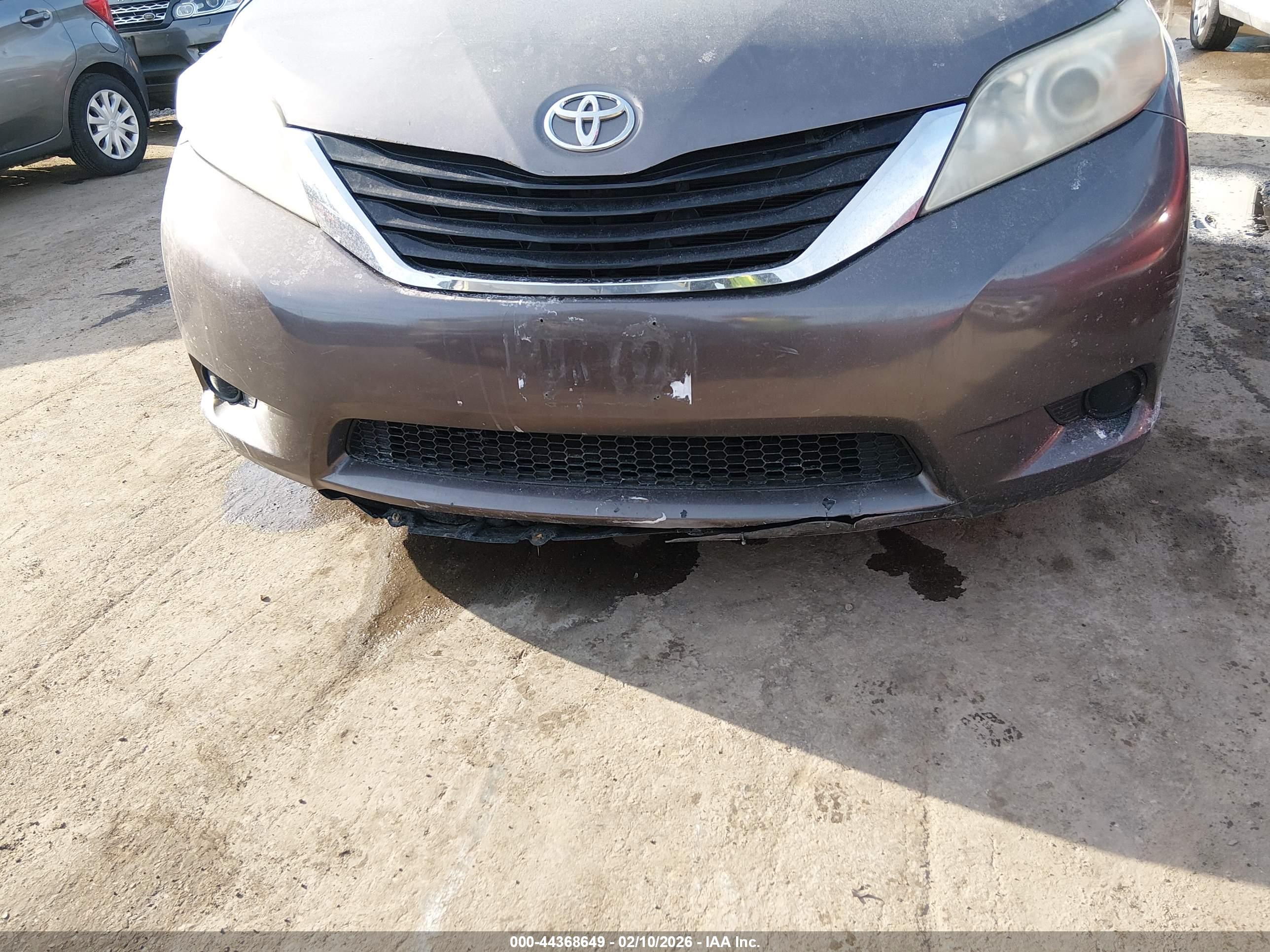 TOYOTA SIENNA image 6