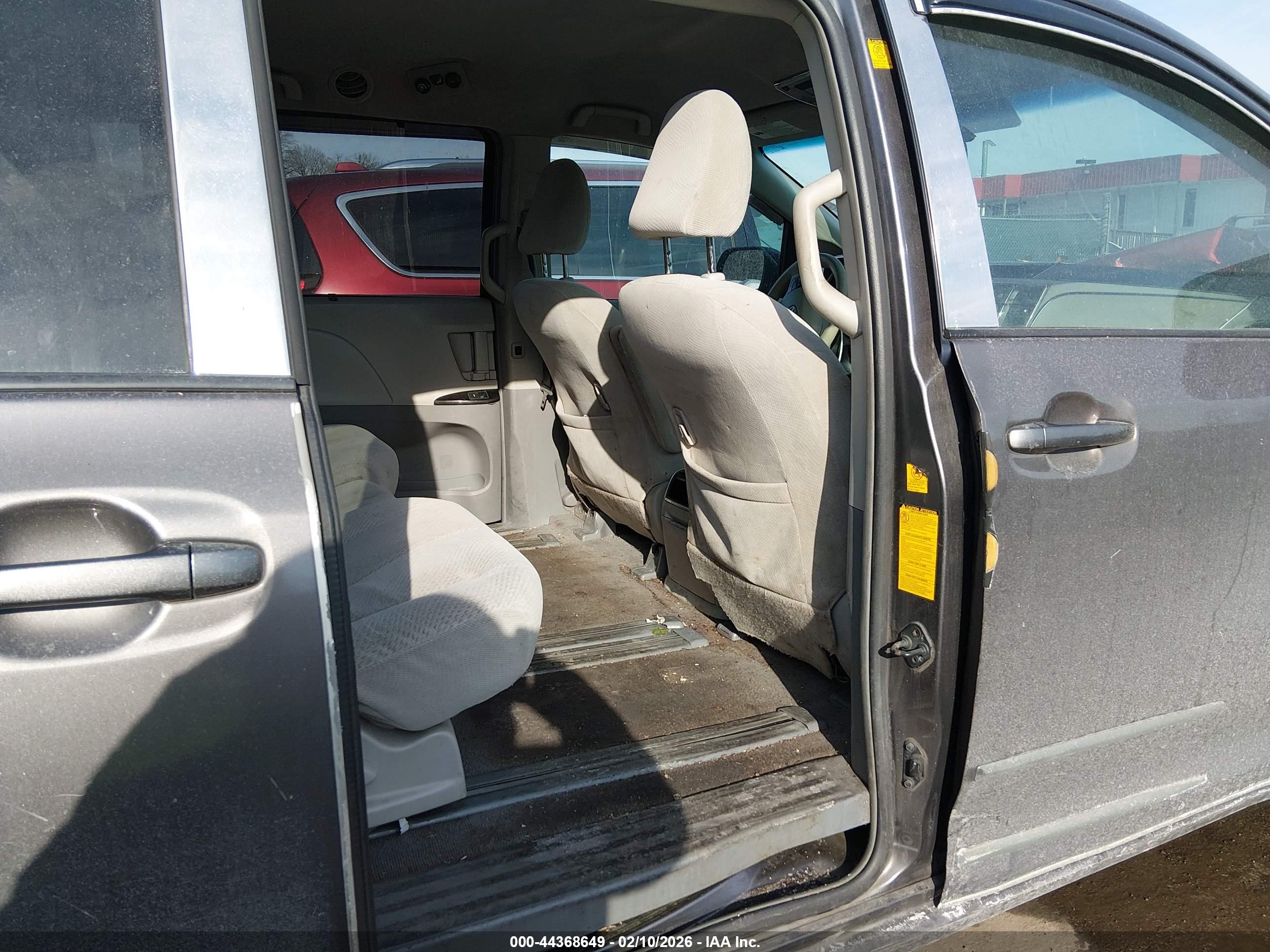 TOYOTA SIENNA image 8