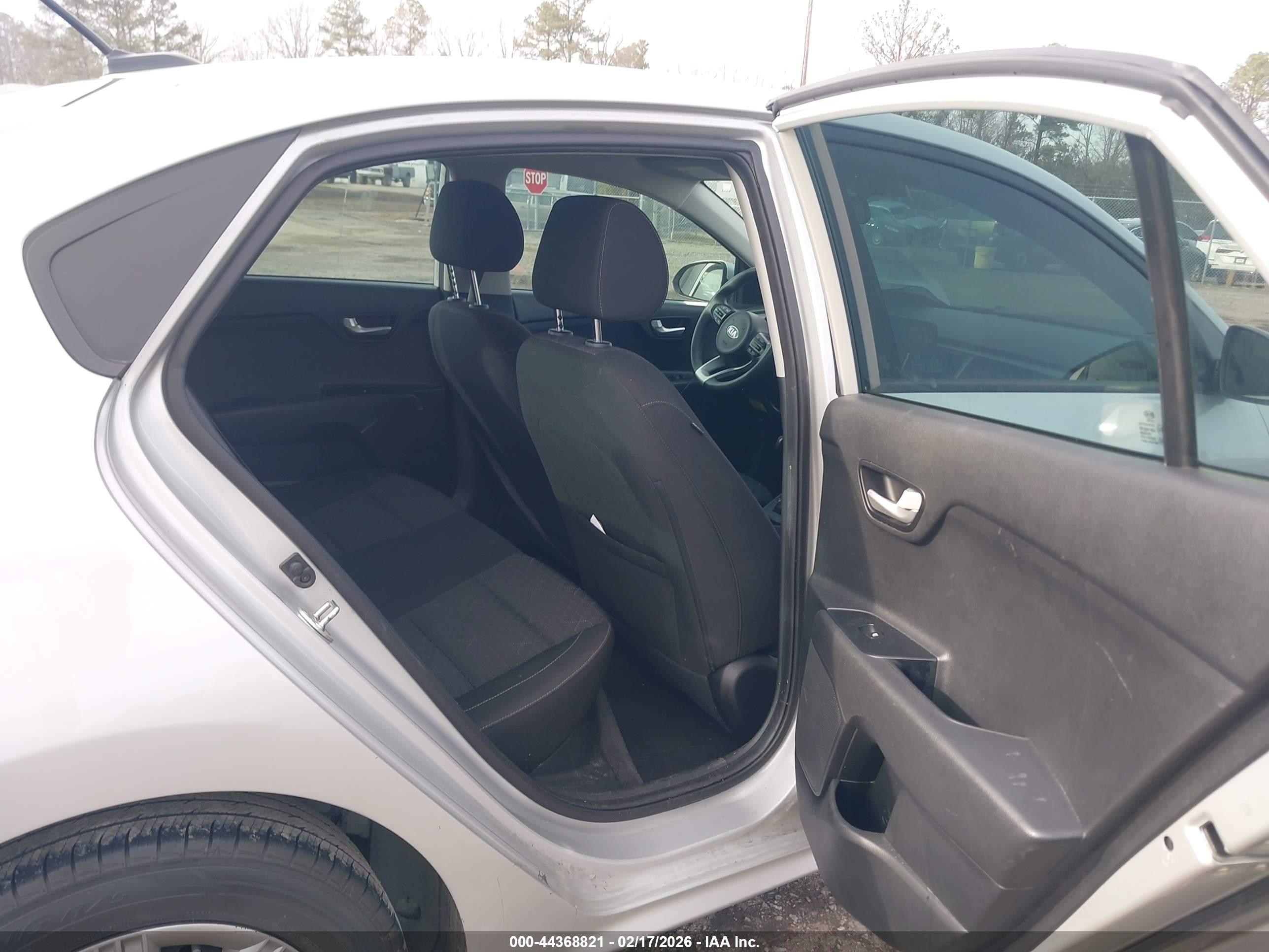 KIA RIO image 8