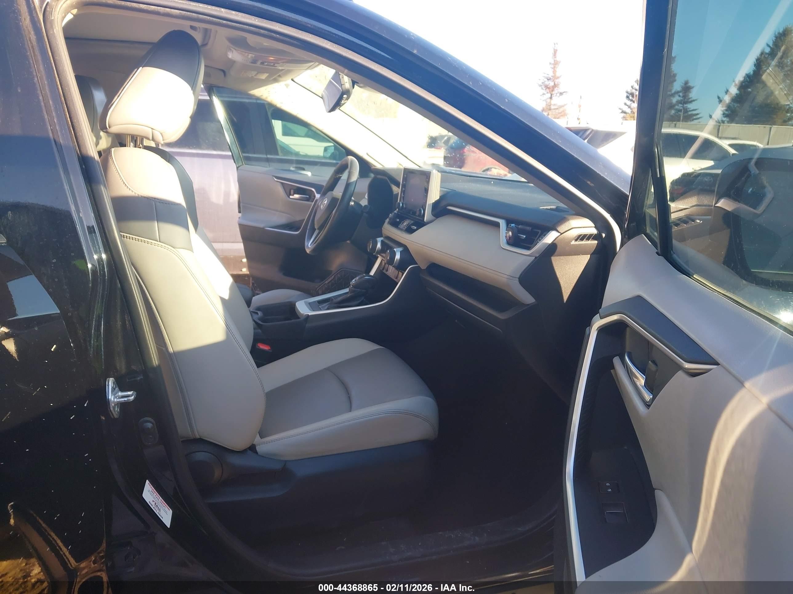 TOYOTA RAV4 image 5