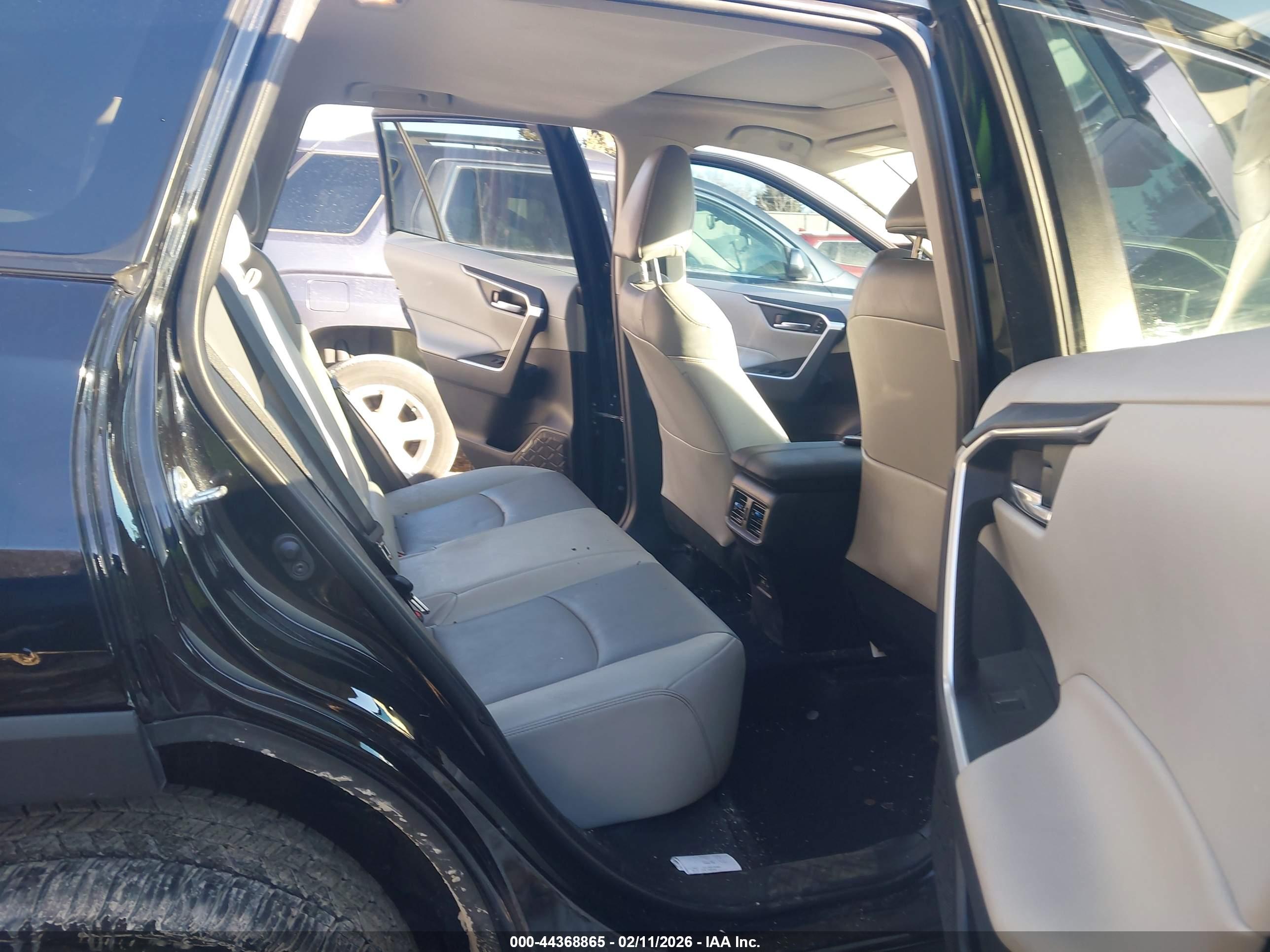 TOYOTA RAV4 image 8
