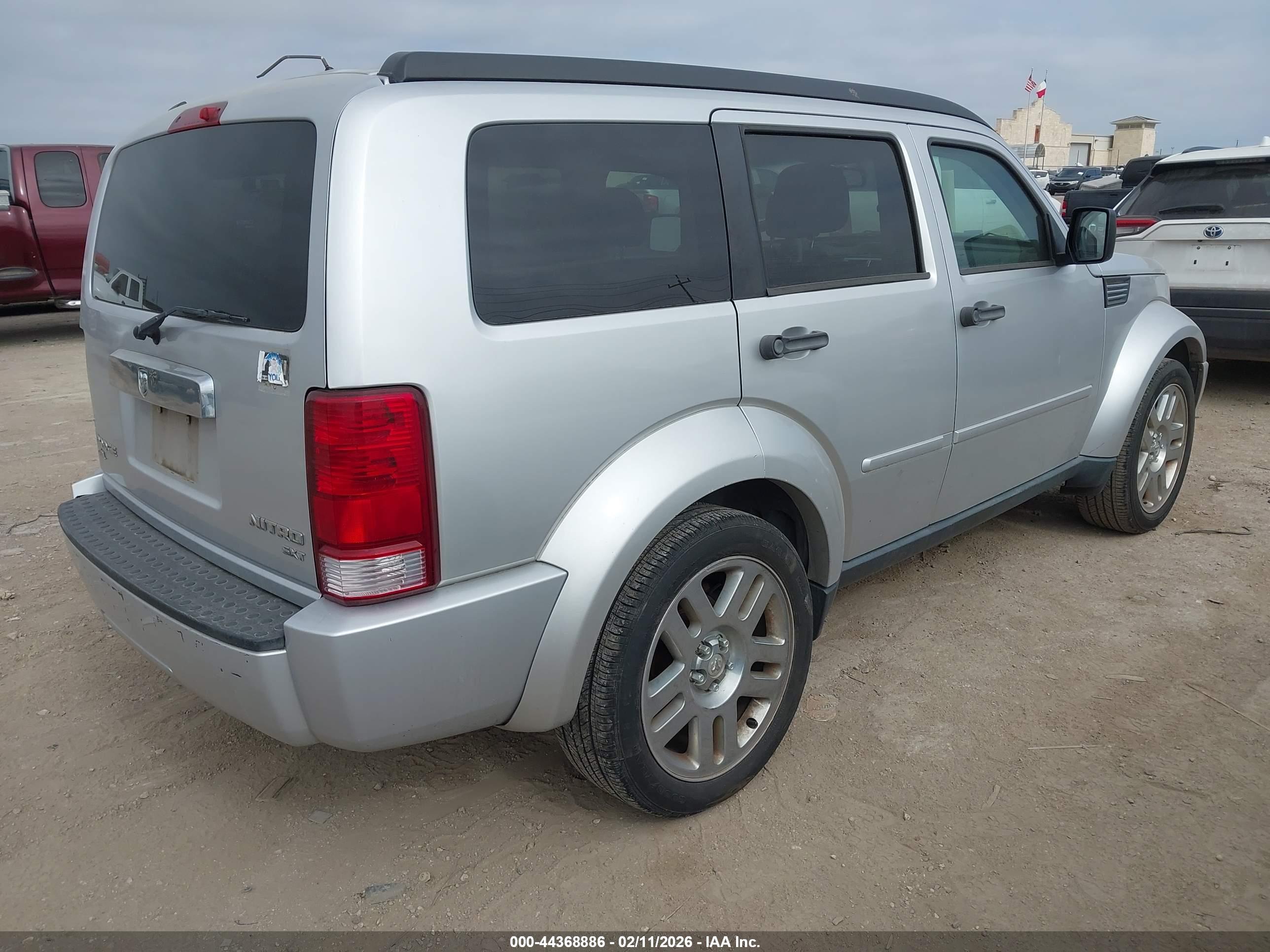 DODGE NITRO image 4